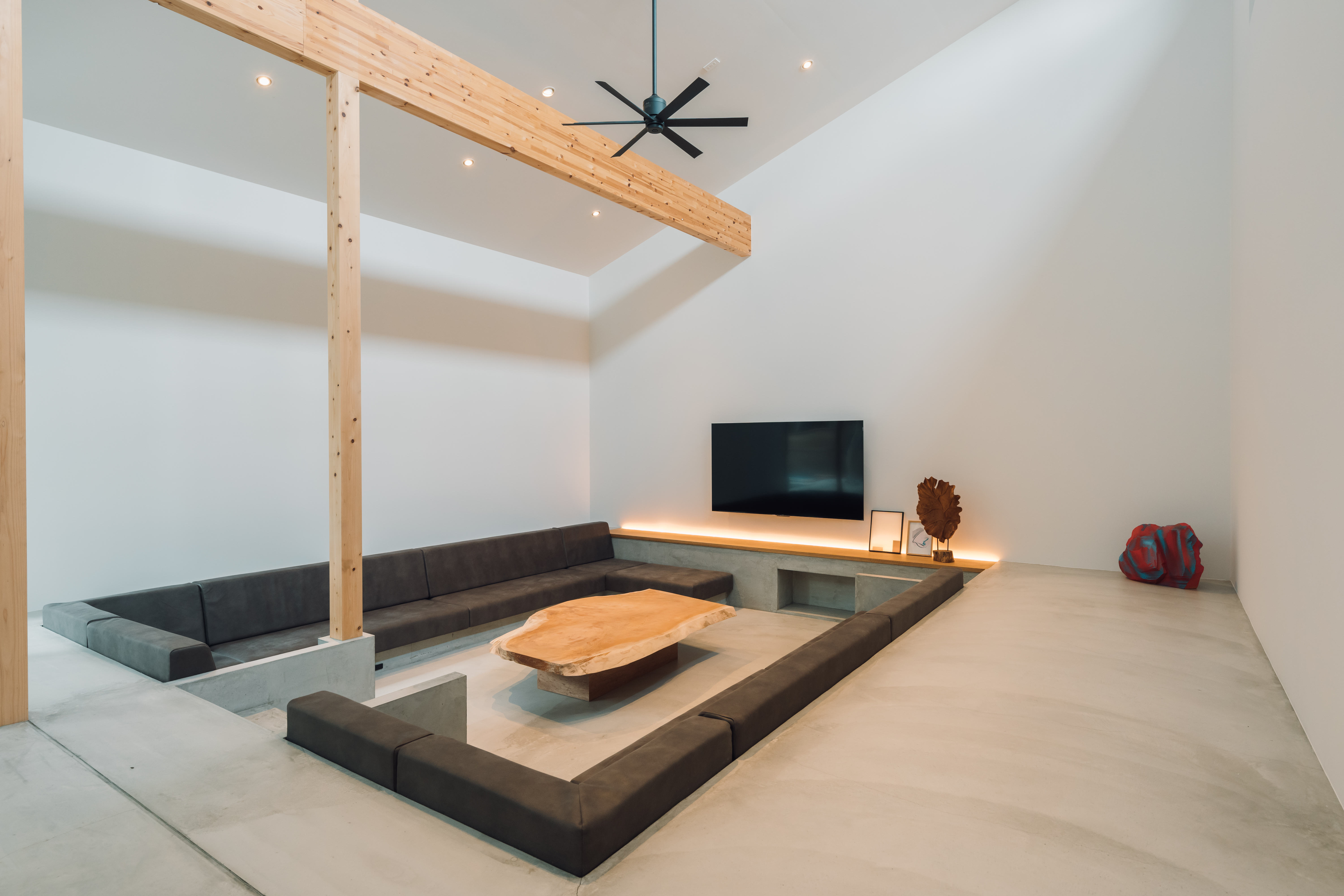 広く使えるリビングエリア。くつろいで、テーブル囲んでお話ししたり、リラックスすることができます。