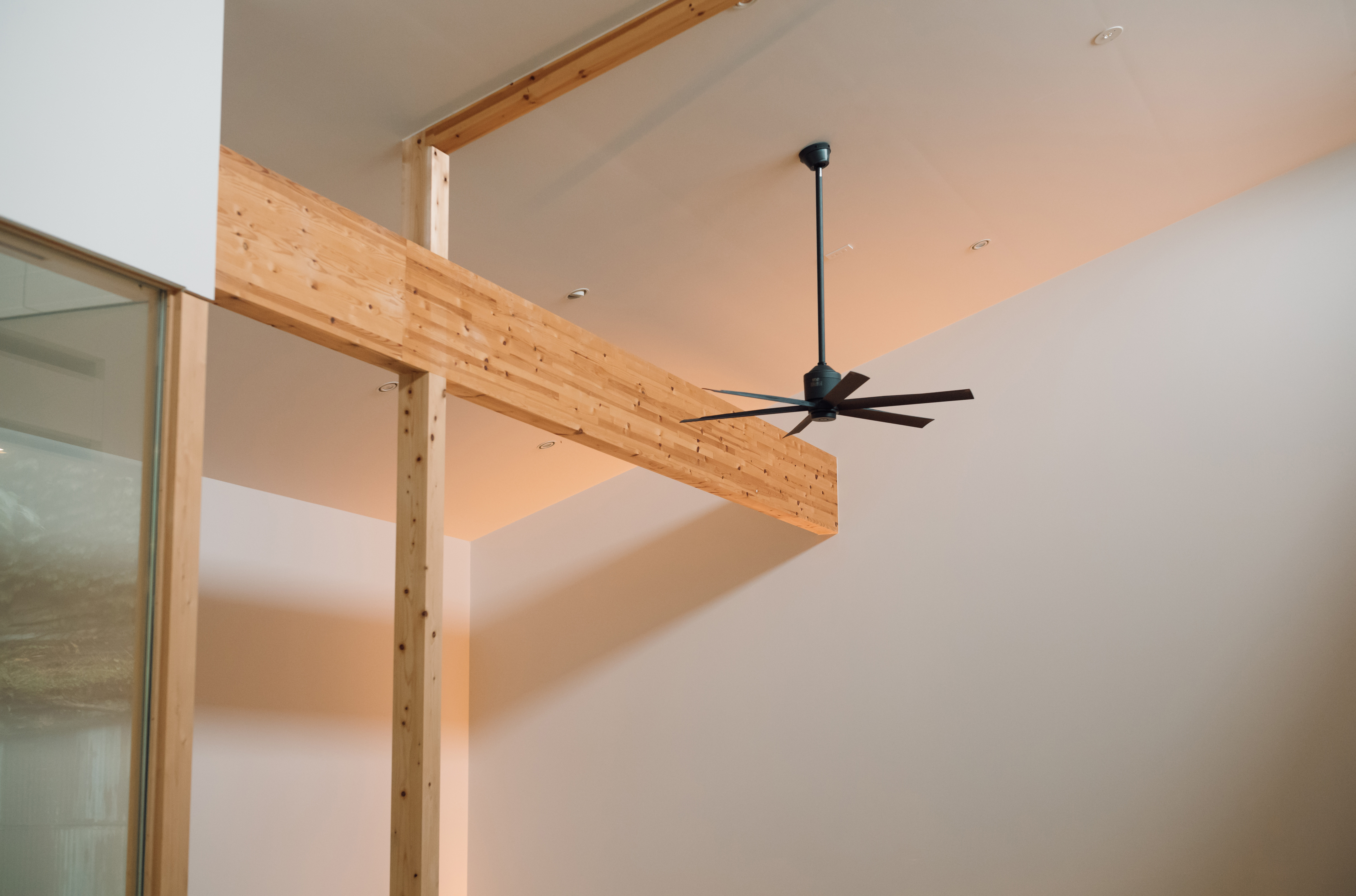 天井が高く、ストレスのない滞在