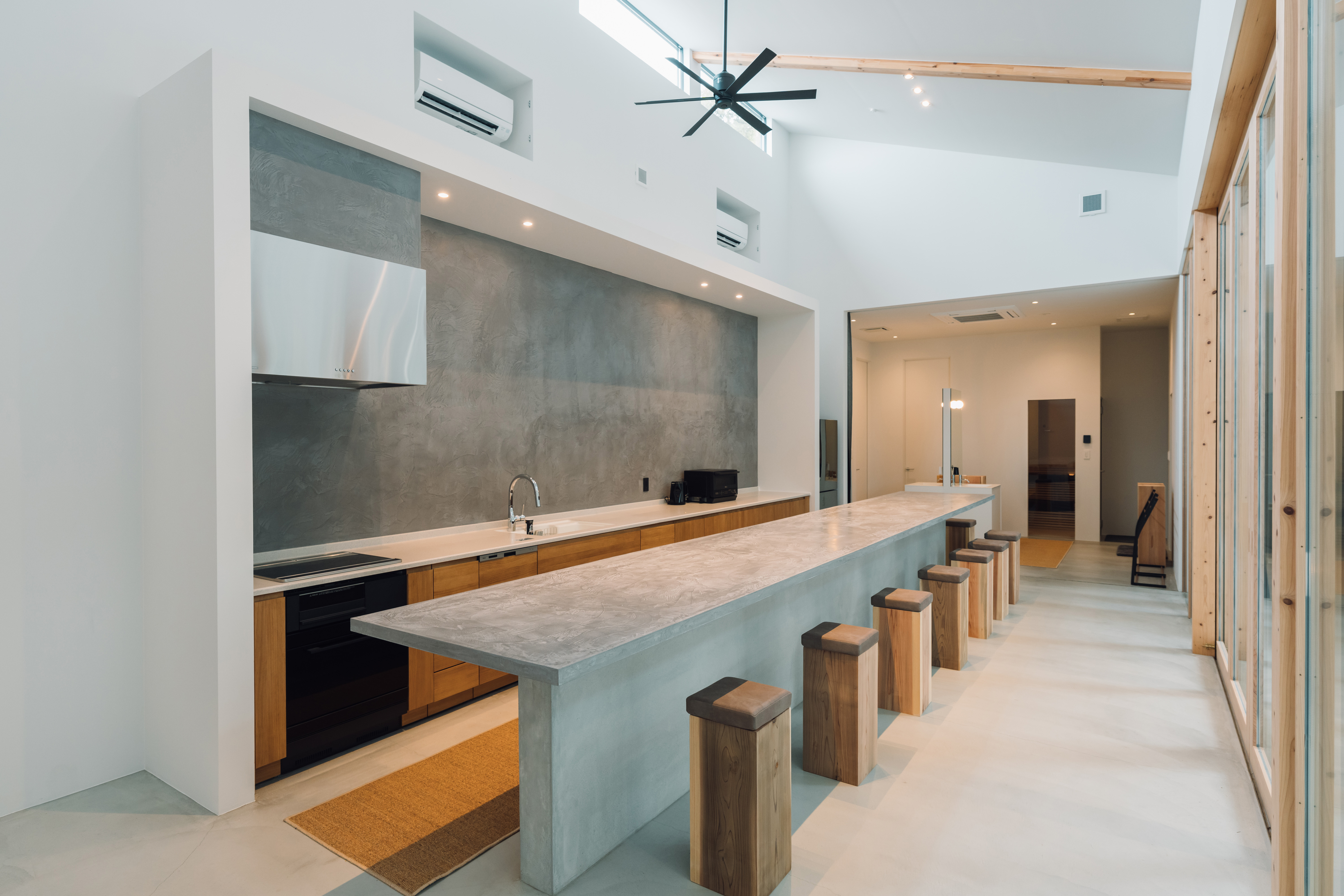 ロングテーブルを囲んで、料理しながら食事を楽しめます。IHコンロ、レンジオーブン、ホットプレート、そして調理道具や食器を一式揃えております。夏でも冬でも楽しめます。