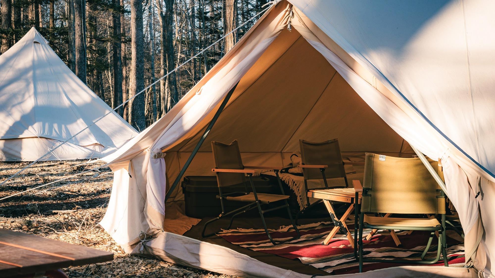 ・【グランピング／外観】広々としたテントにはベッドなどの家具が揃い、気軽にアウトドアを体験できます