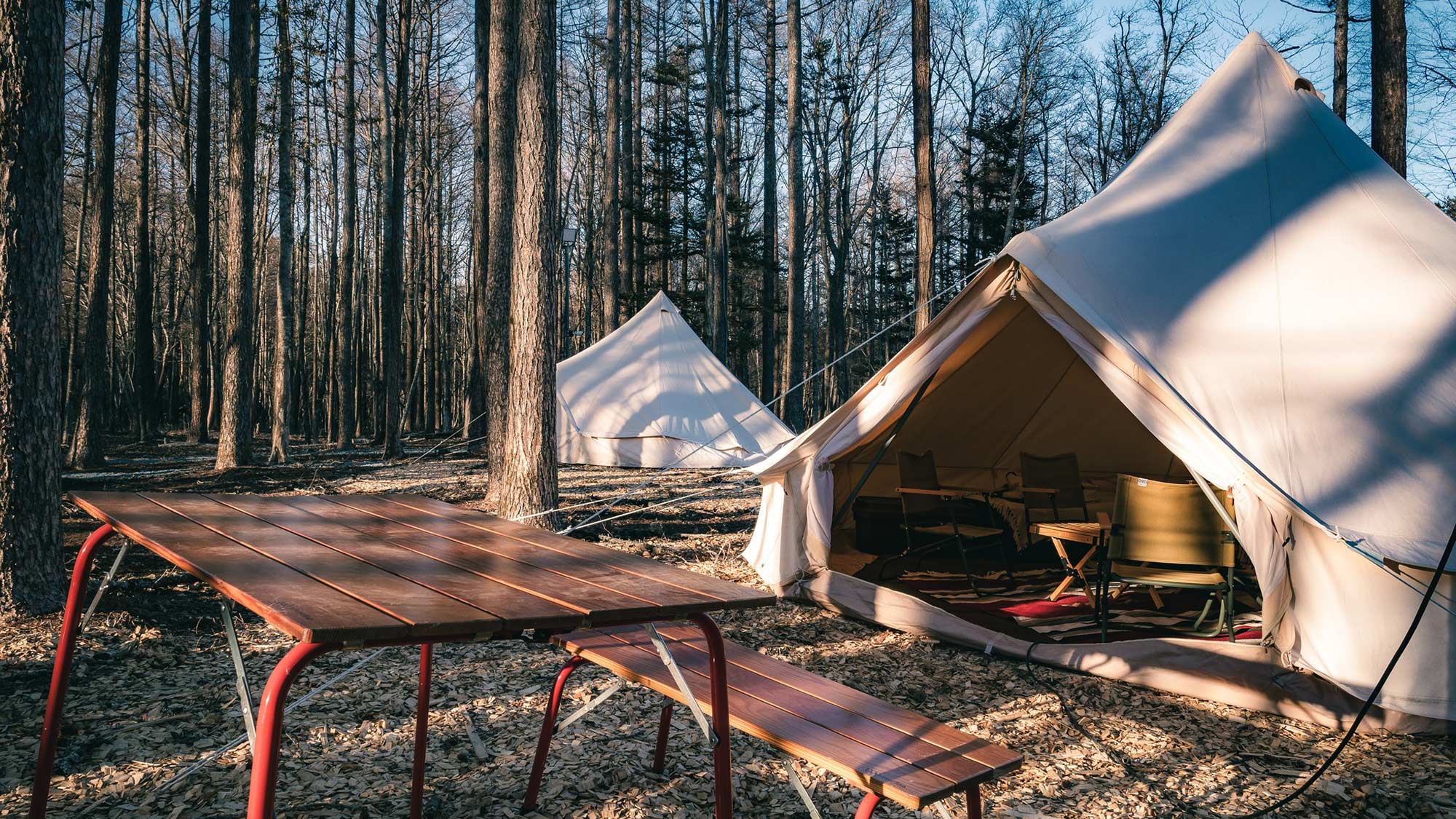 ・【グランピング／外観】テント前にはテーブルセットをご用意。BBQもお楽しみいただけます