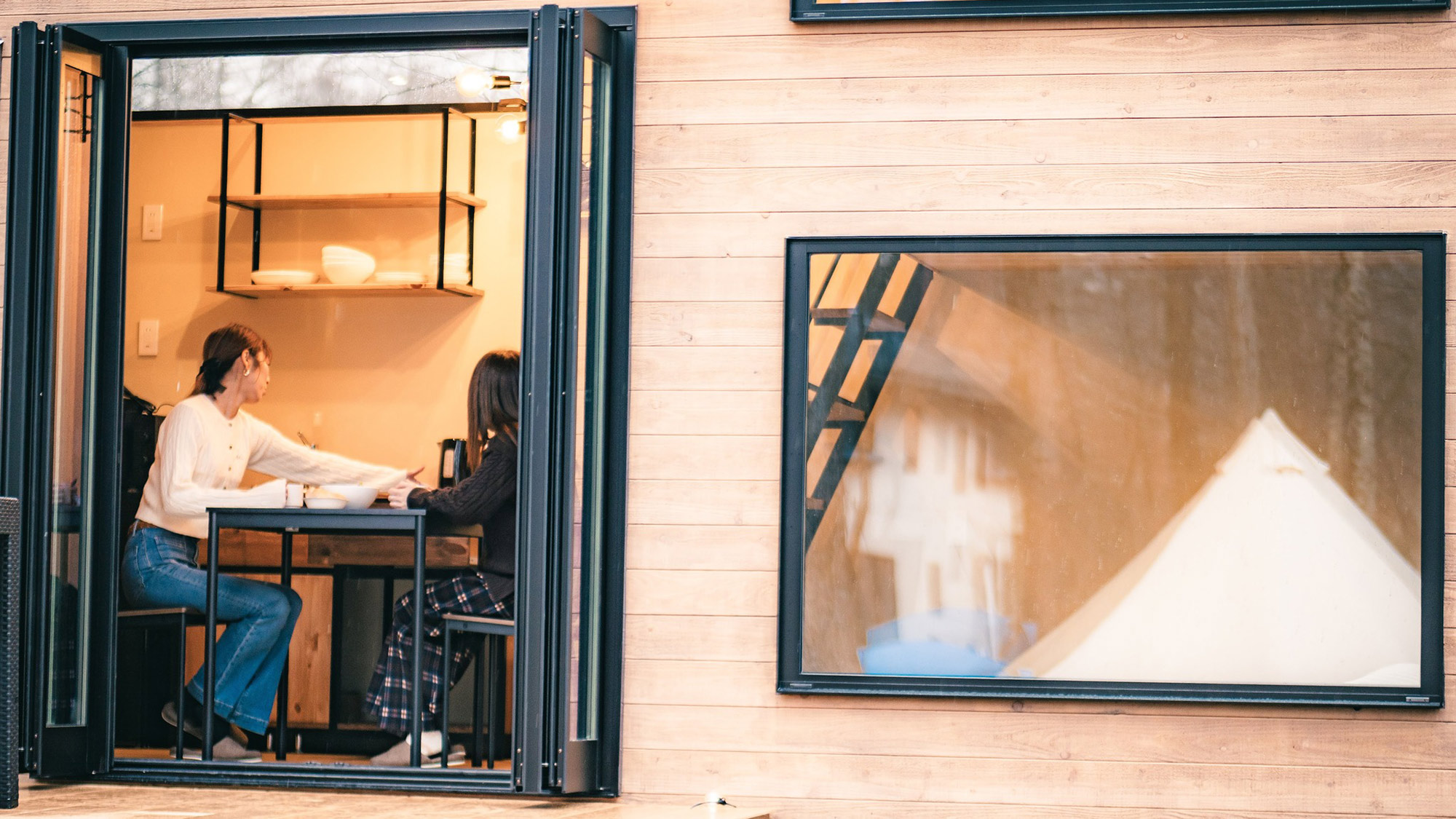 ・【トレーラーハウス／ダイニング】室内でも周辺の自然を感じられる大きな窓があり、解放感があります◎