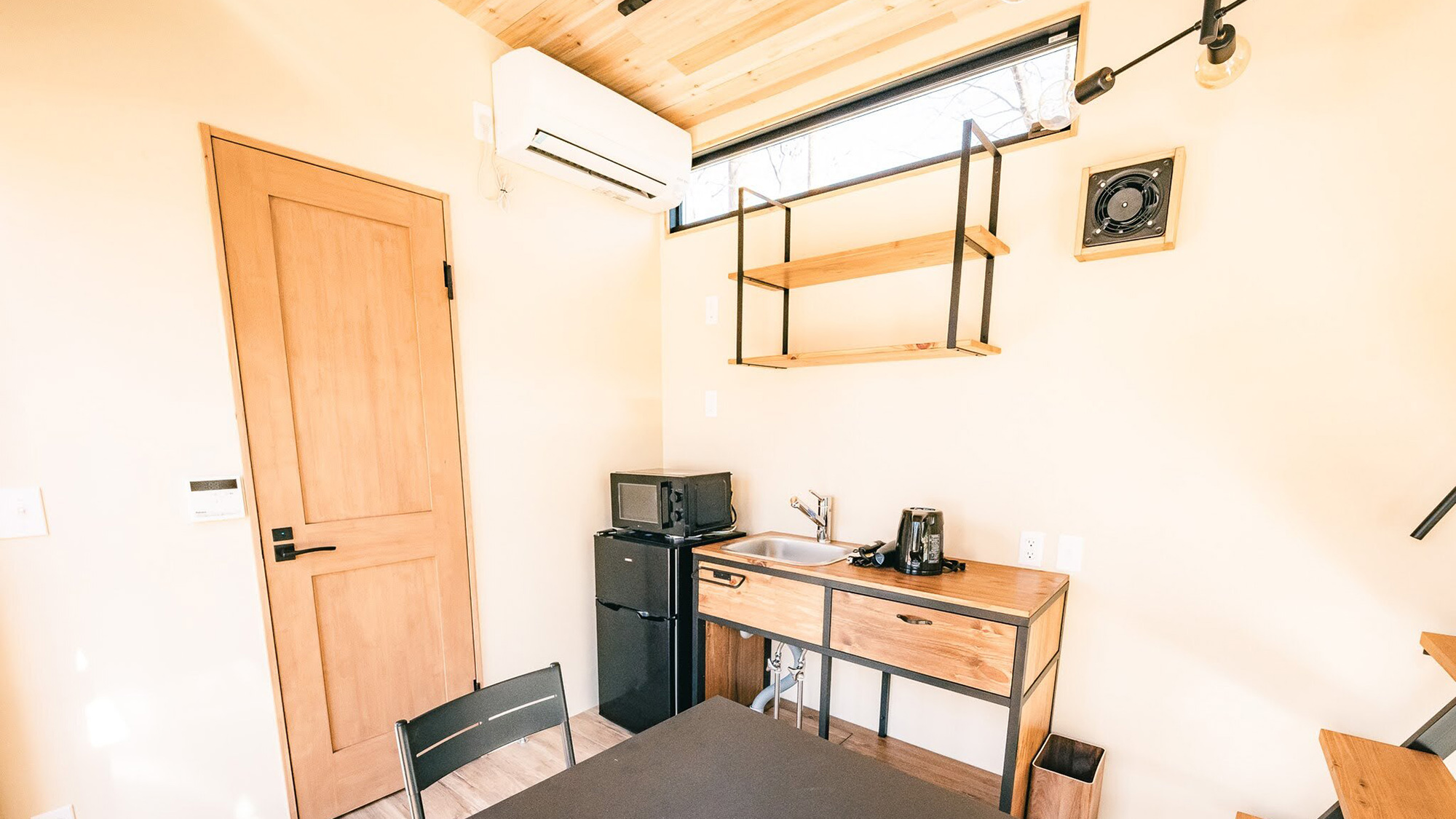 ・【トレーラーハウス／ダイニング】買い込んだ食材をお楽しみいただけるような充実の設備がございます