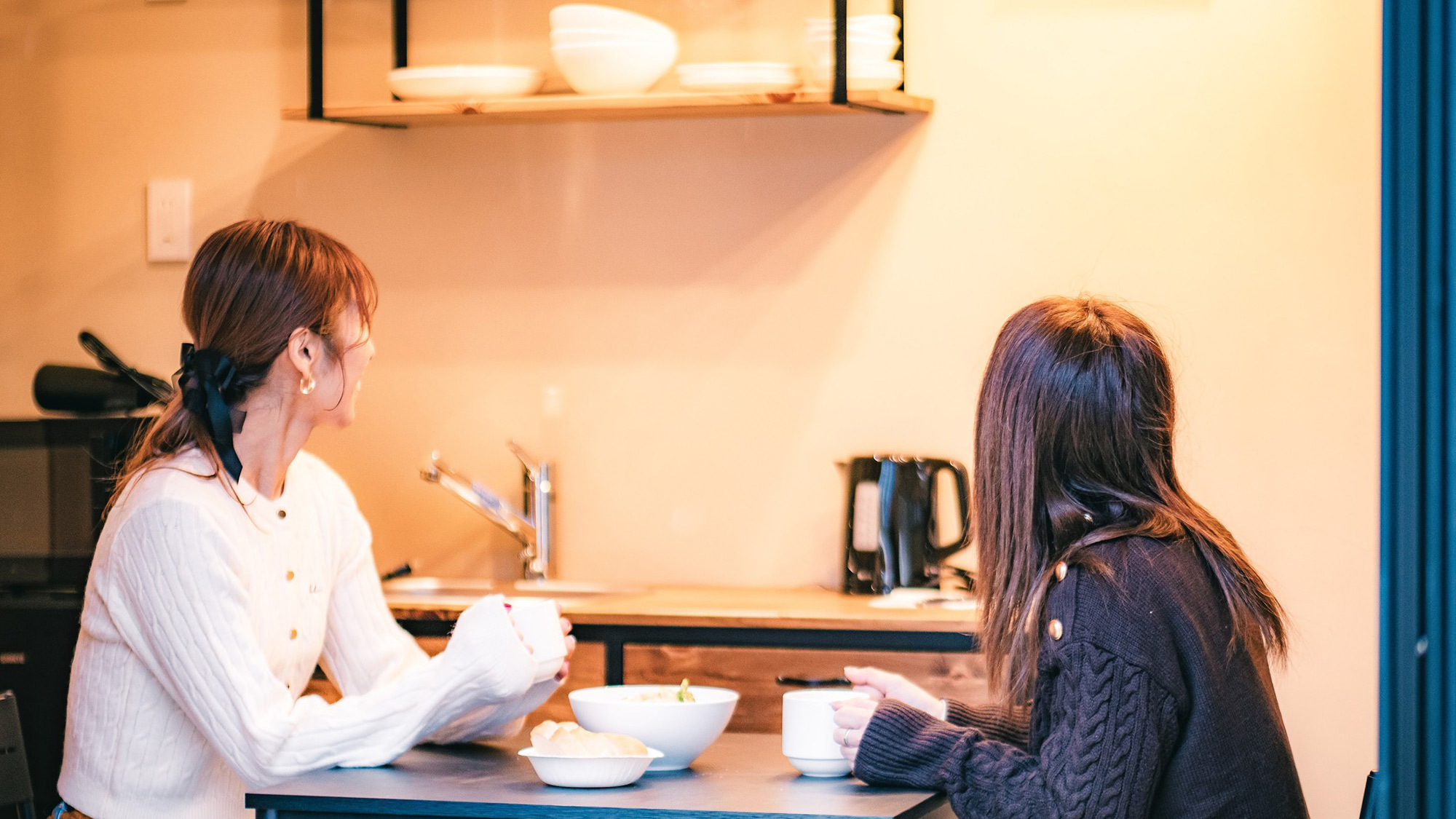 ・【トレーラーハウス／ダイニング】アウトドア初心者でも快適にお過ごしいただける温かみのあるお部屋です