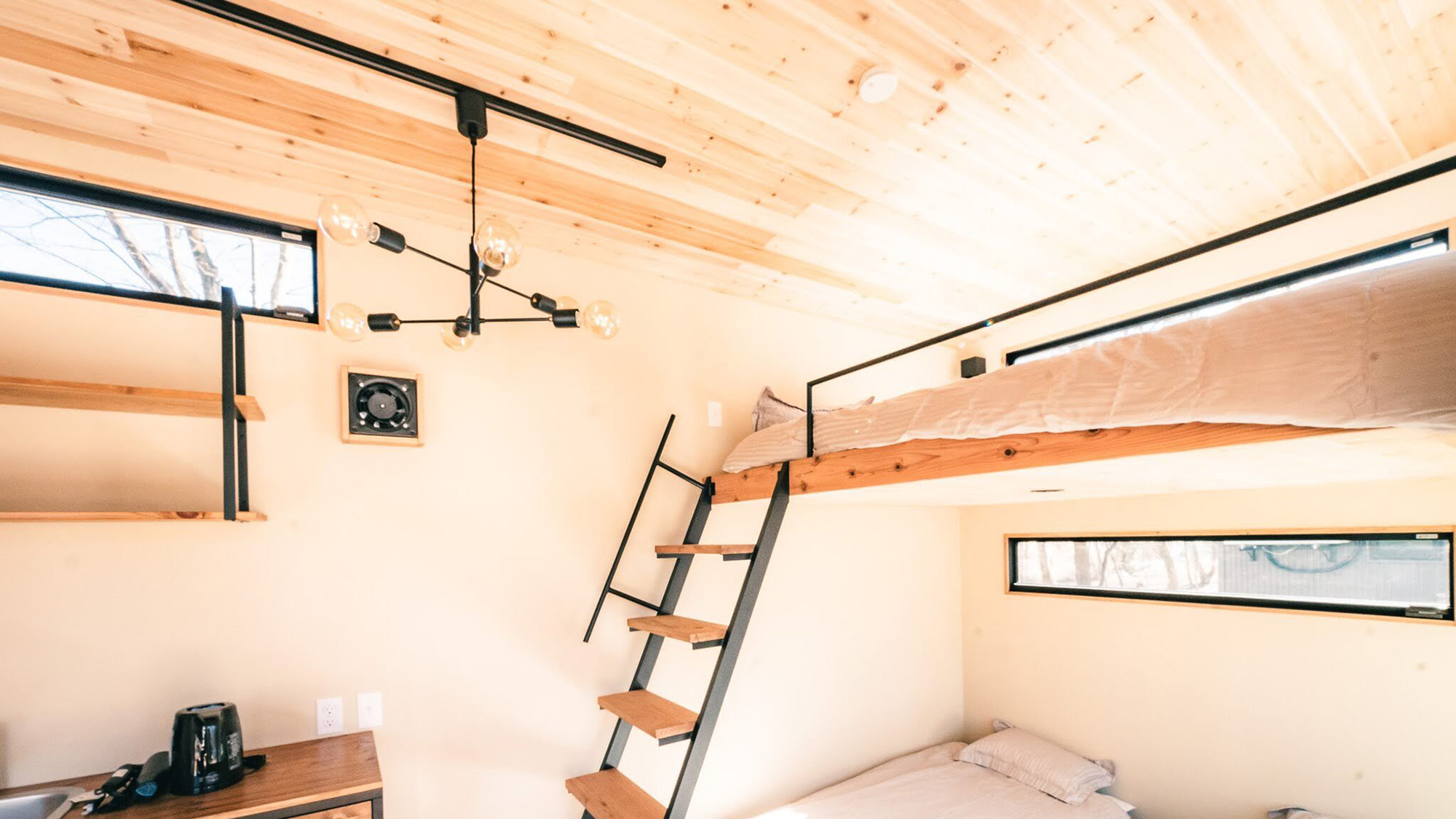 ・【トレーラーハウス／ベッド】大人も子どもも楽しんでいただけるような、遊び心のあるお部屋です