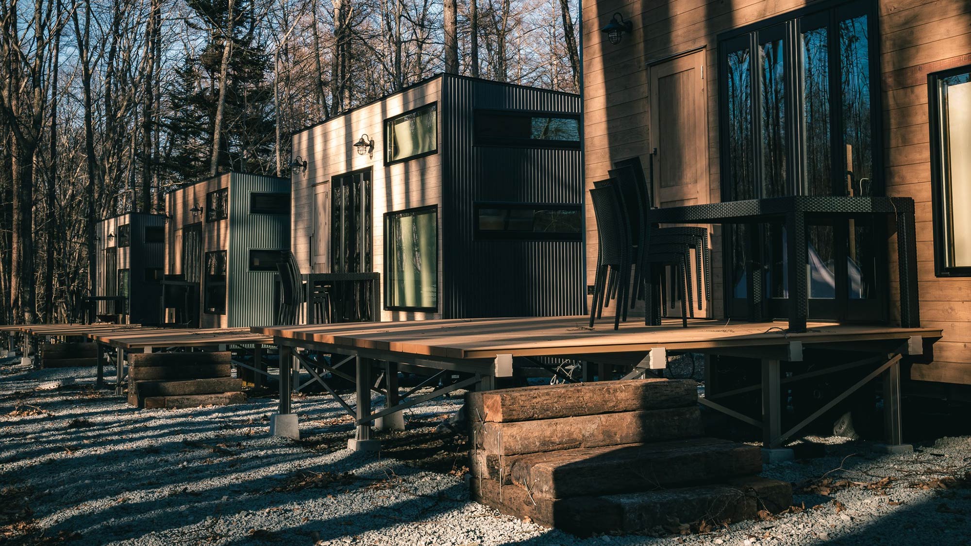 ・【トレーラーハウス／外観】全部屋ウッドデッキテラス完備で、BBQや焚火をお楽しみいただけます