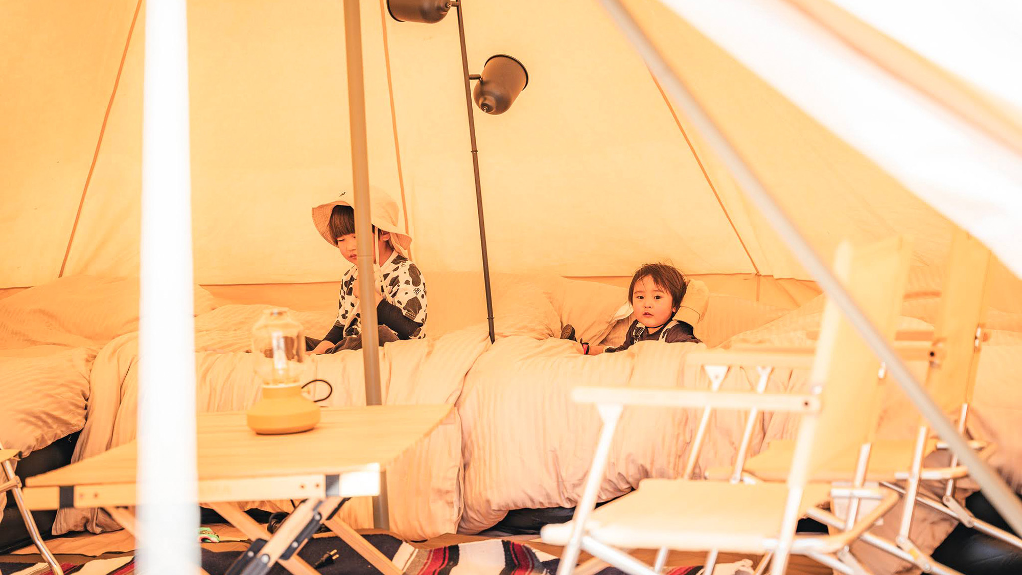 ・【グランピング】地面の凸凹や冷えからも守ってくれるエアベッドで快適な睡眠を