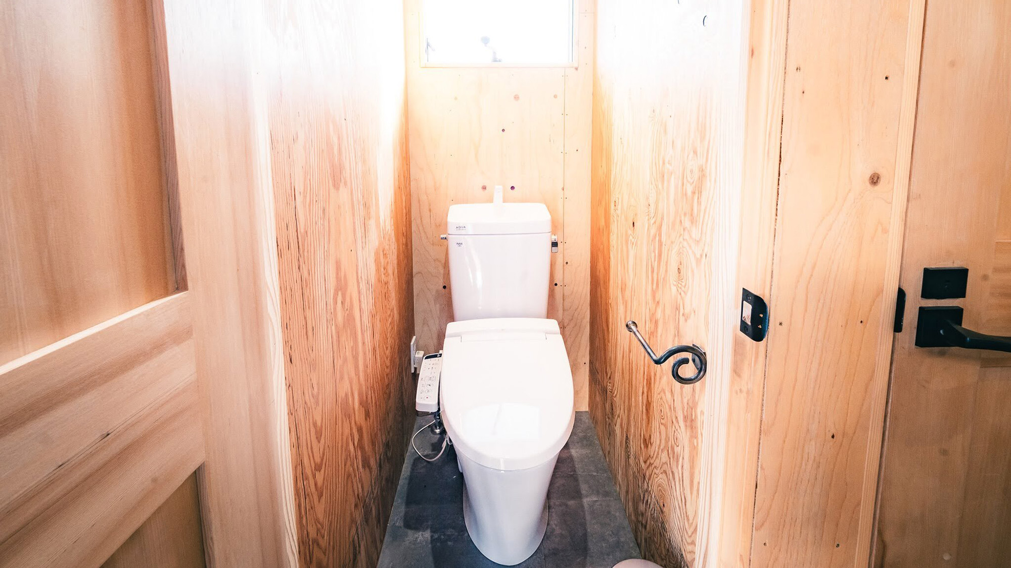 ・【共用／トイレ】共用トイレは清潔に保っております。温水洗浄機能付きで快適にご利用いただけます