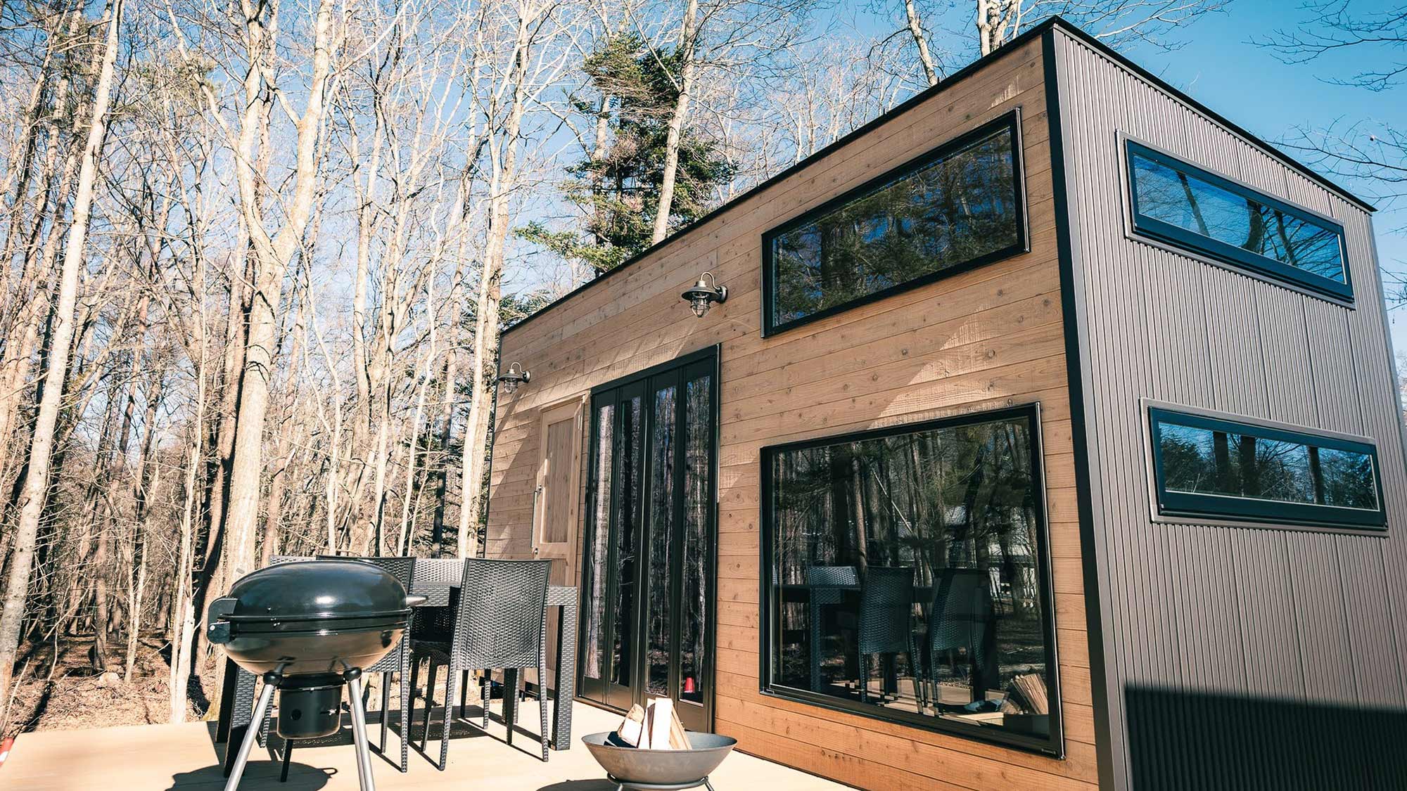 ・【トレーラーハウス／外観】窓が沢山あり、こじんまりした大きさながら解放感のあるお部屋です