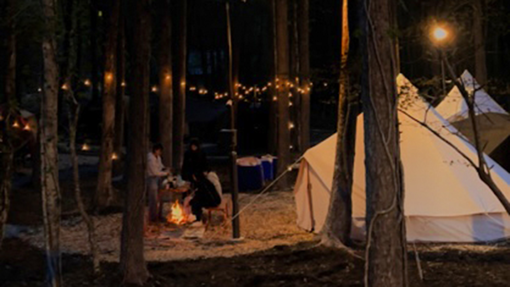 ・【グランピング／外観】日が暮れて、ライトアップされたテント。焚火を囲んで団らんの時間を