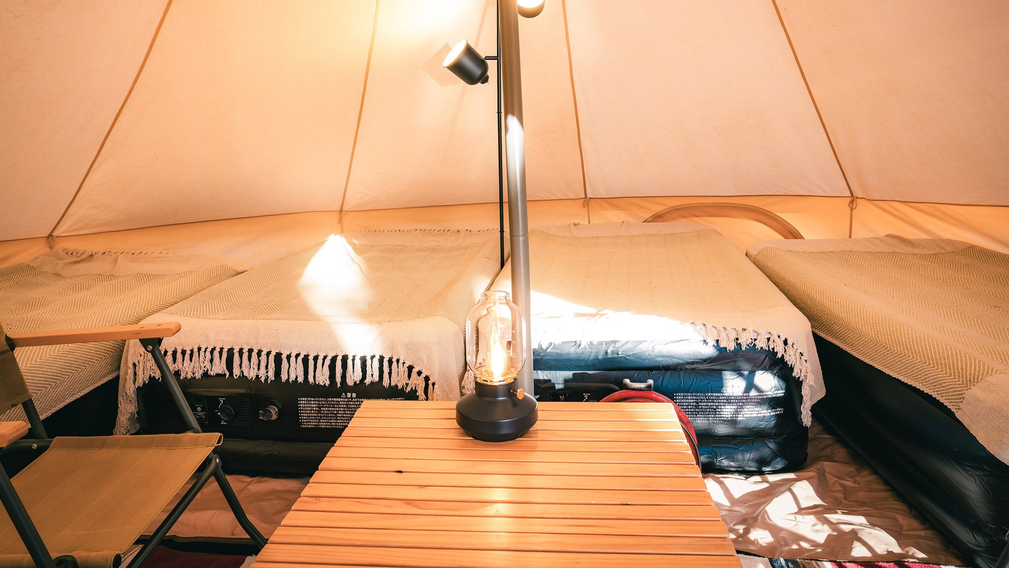 ・【グランピング／ベッド】横になってゆったり寛ぎタイム。夢のような楽しいひと時をお過ごしいただけます