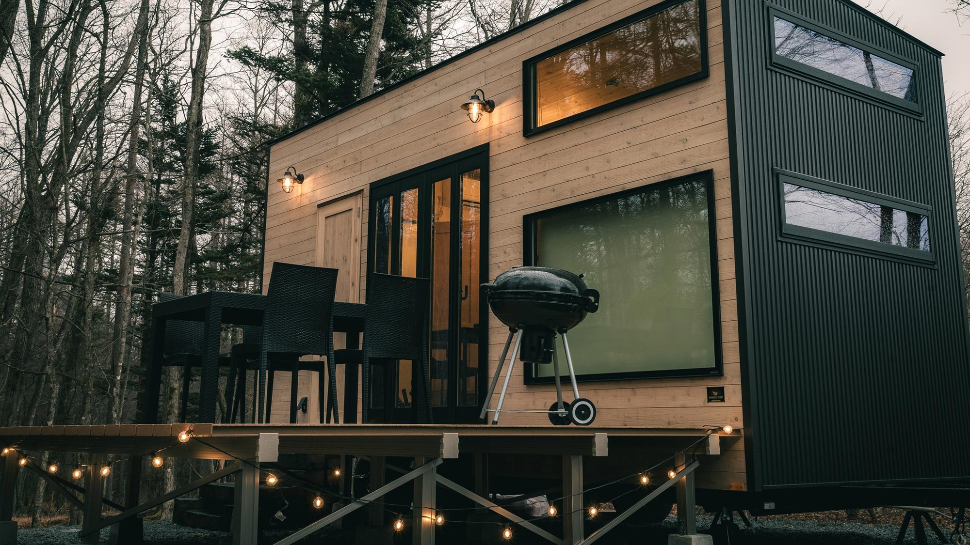 ・【トレーラーハウス／外観】日が暮れると、BBQや焚火をしながら満天の星空をご覧いただけます