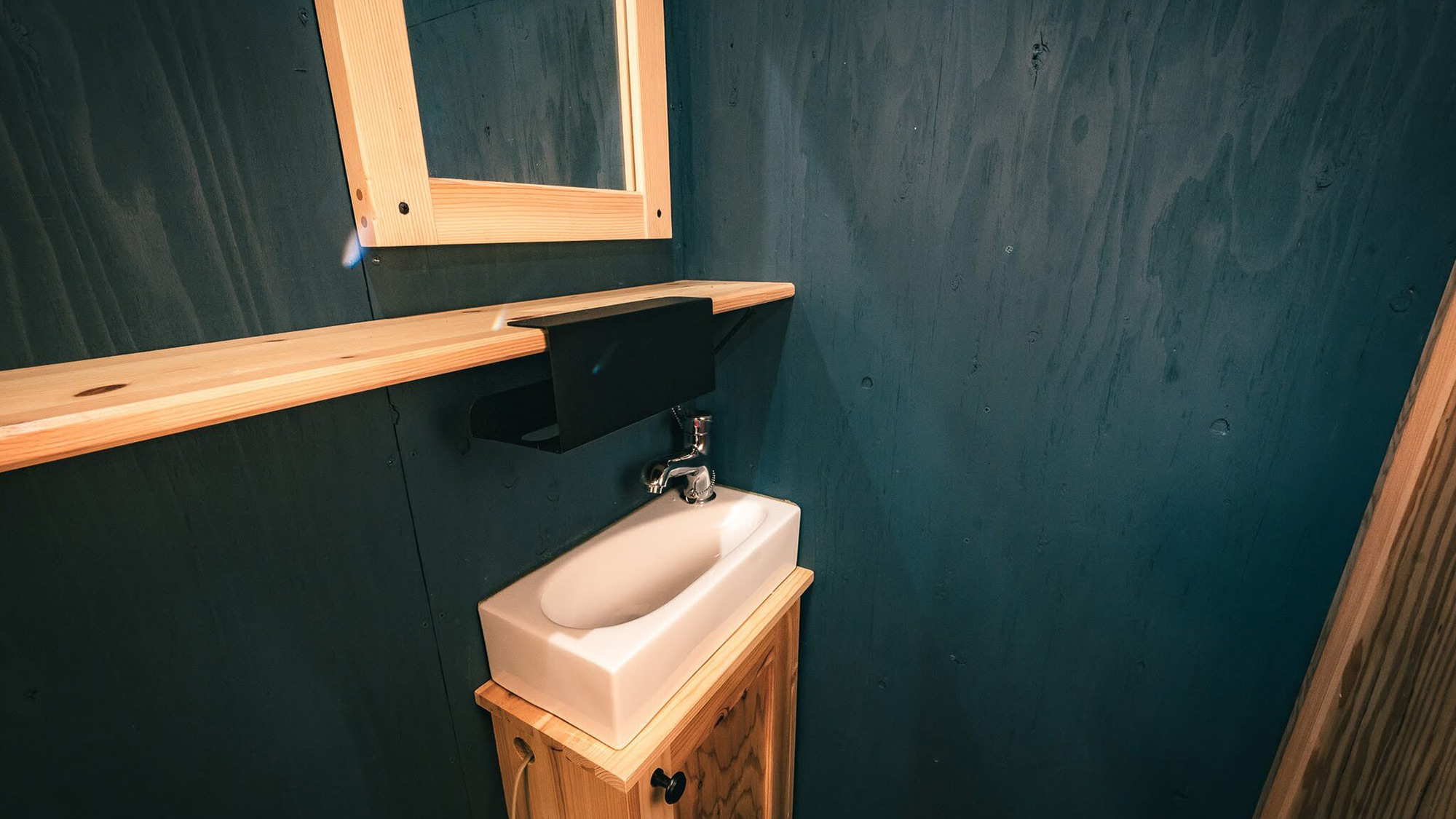 ・【共用／トイレ】サニタリー棟内もウッド調で作られており、ナチュラルな雰囲気が漂います