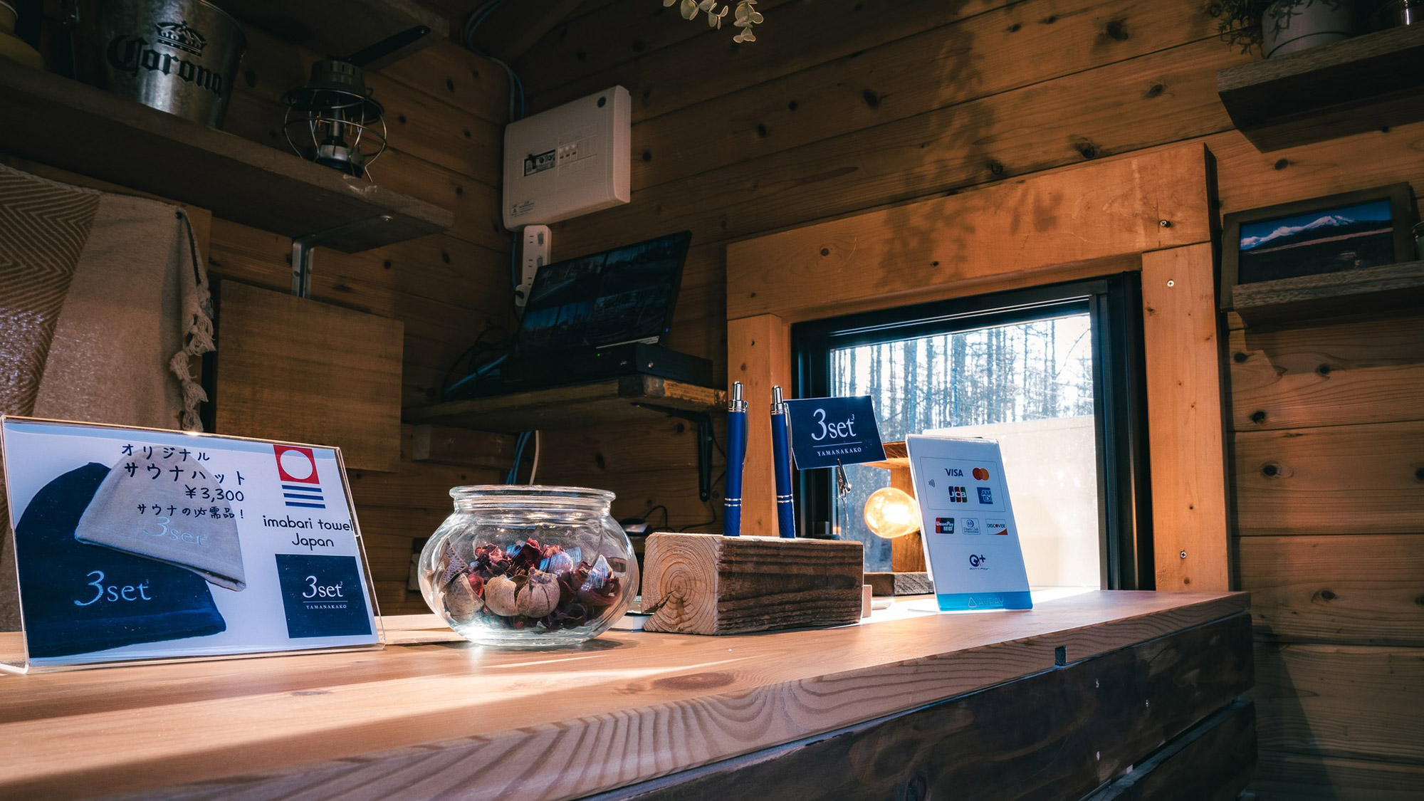 ・【フロント】フロントでは、サウナ好き必見の今治タオル製オリジナルサウナハットを販売しております