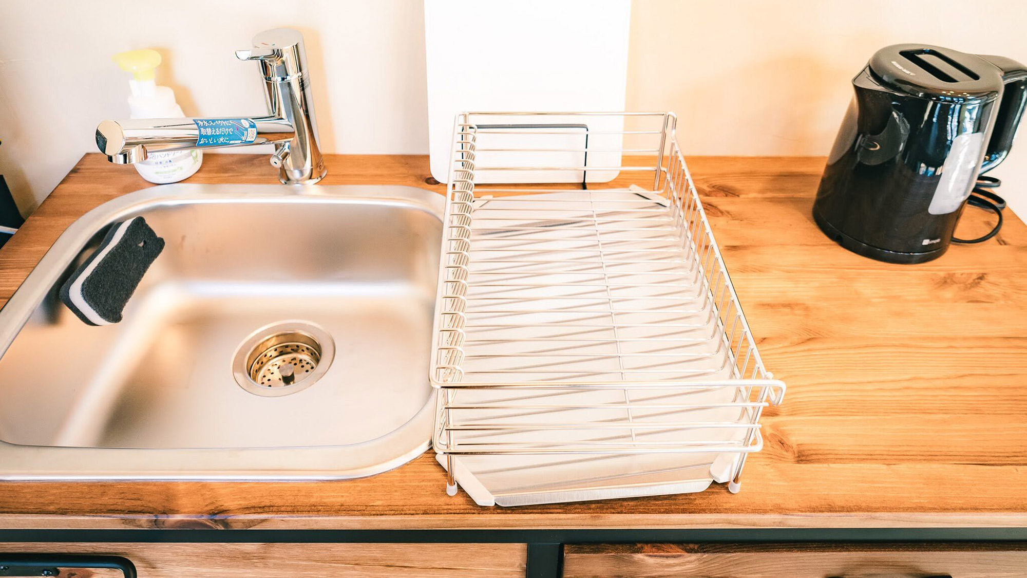 ・【トレーラーハウス】ミニキッチンながら作業スペースもしっかり確保されており快適にご利用いただけます