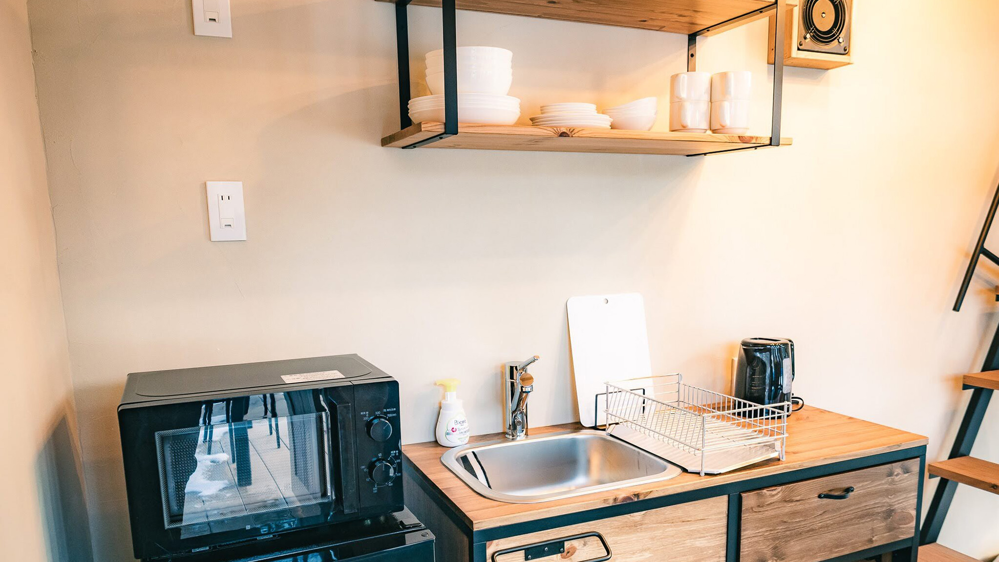 ・【トレーラーハウス】キッチンにはひと通りの設備がございますので、簡単な調理も可能です