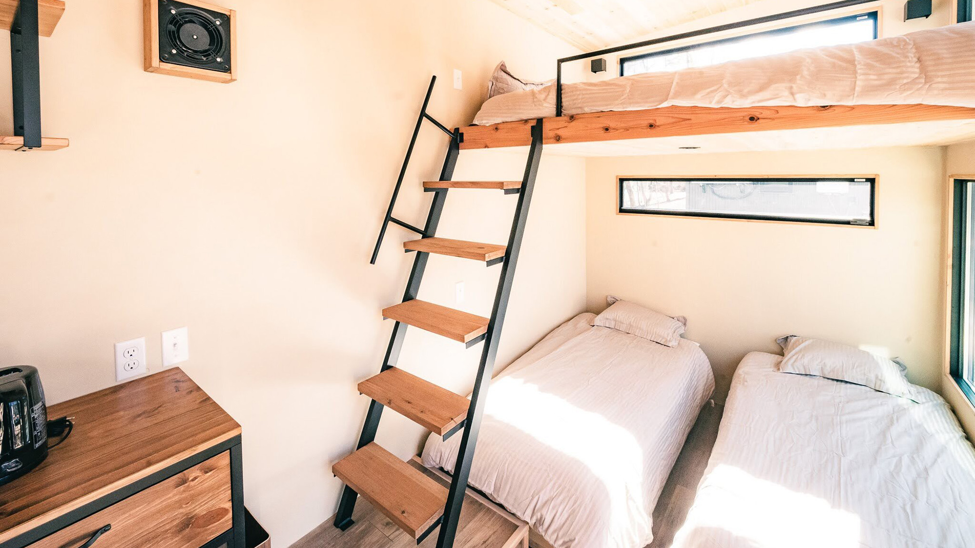 ・【トレーラーハウス／ベッド】木のぬくもりを感じられる室内で、心地よい休息時間をお過ごしください