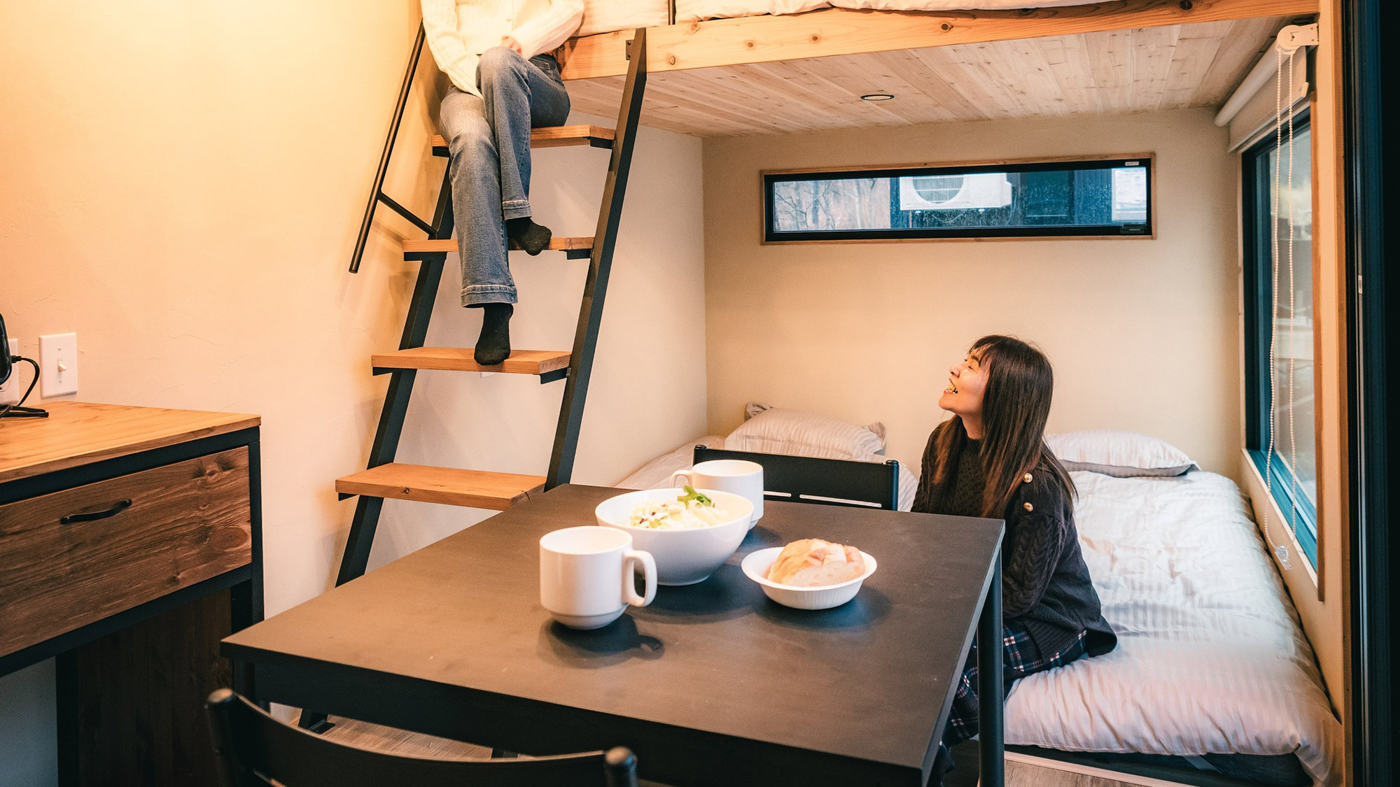 ・【トレーラーハウス／ダイニング】ホテルのような清潔感がありながら、非日常を味わえる空間です