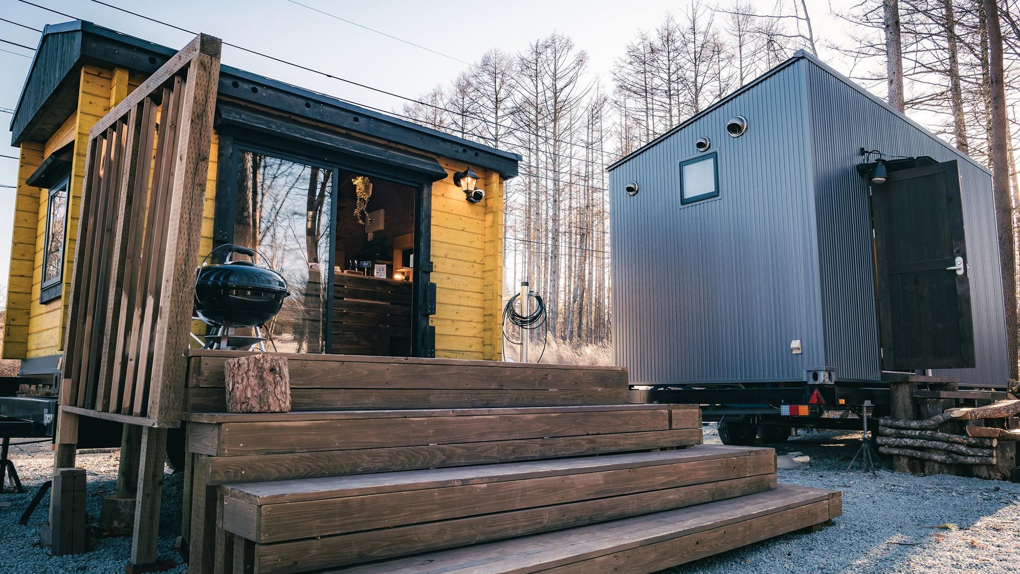 ・【フロント】お越しの際はこちらの受付棟でチェックインをお願いします。黄色の外壁が目印です