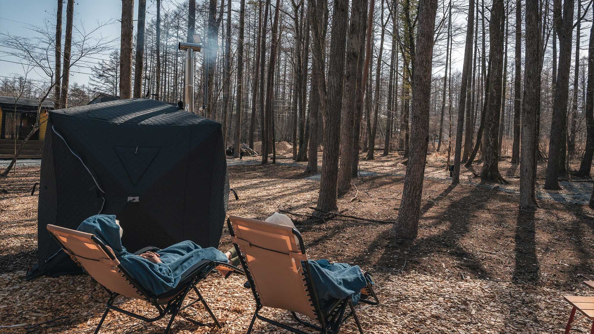 ・【サウナ】サウナチェアに腰かけ、富士山麓の自然の風を浴びる贅沢なととのいをご体感いただけます