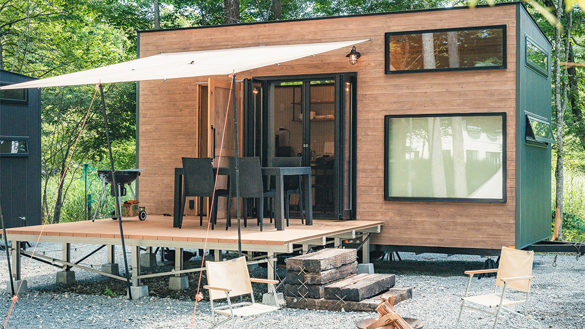 ・【トレーラーハウス／外観】都会の喧騒を忘れ緑豊かな森に溶け込むように自然と調和した贅沢な時間