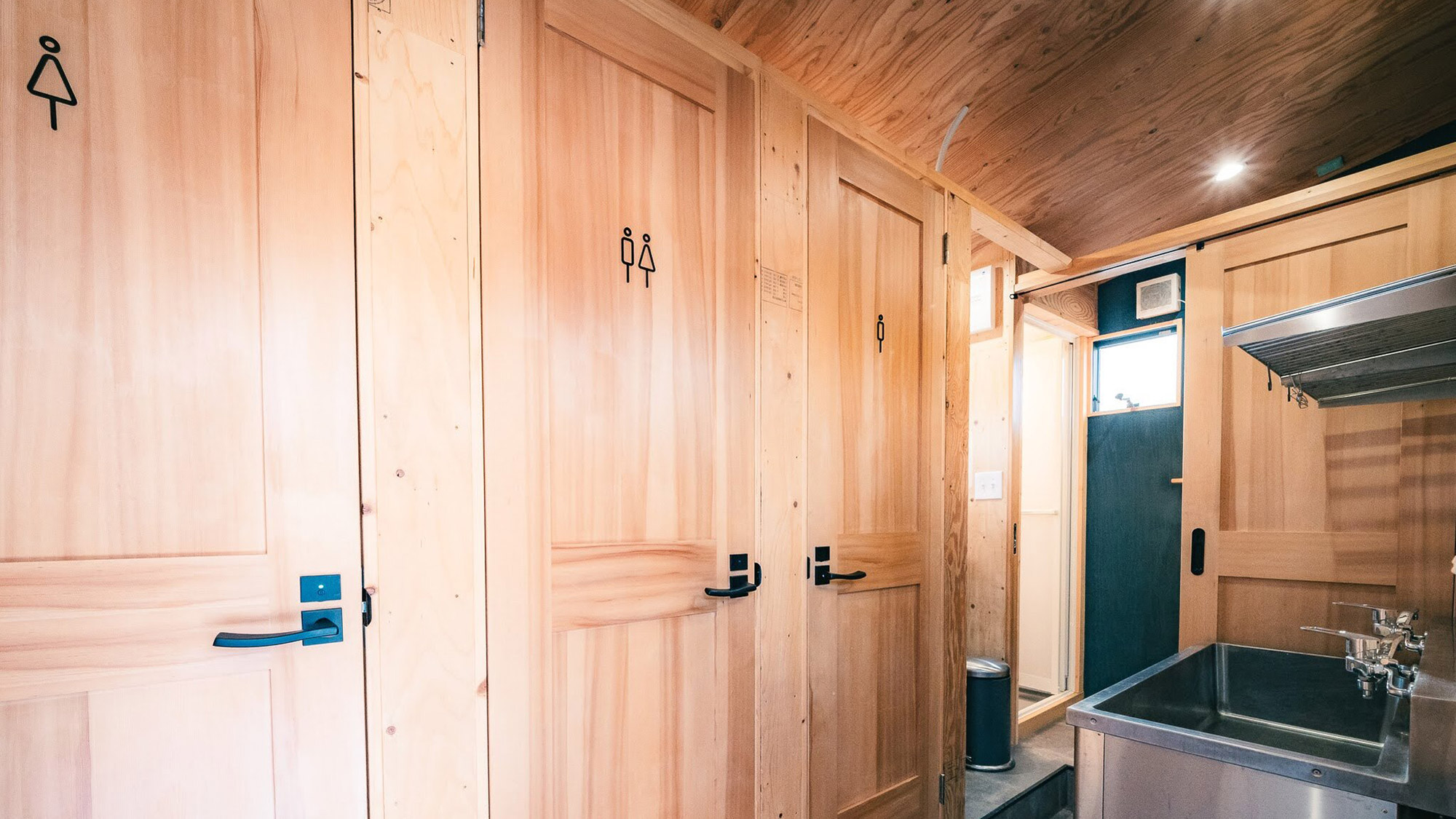 ・【共用／トイレ】グランピングのご宿泊者様はサニタリー棟の共用トイレをご利用ください