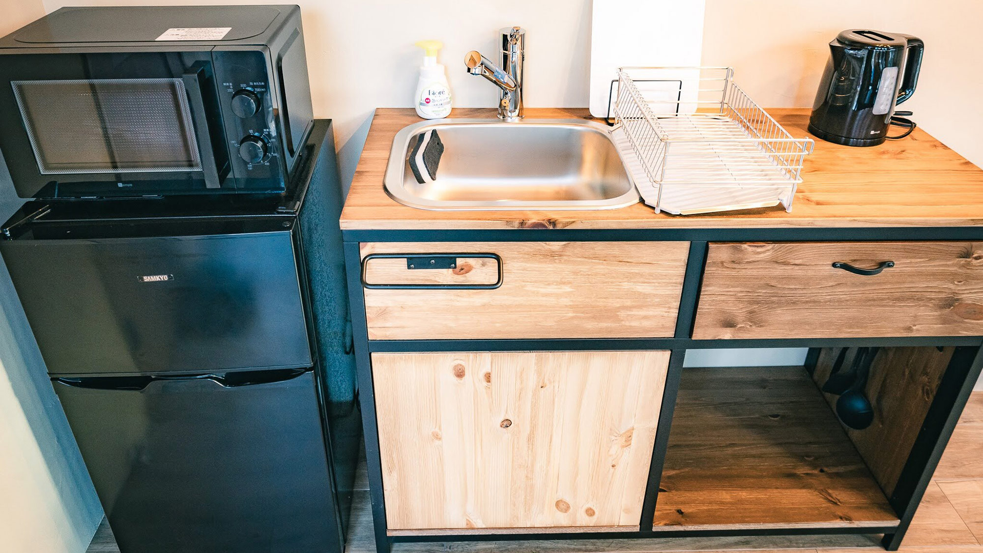 ・【トレーラーハウス】木目が可愛らしい使いやすいミニキッチンで、BBQの準備も捗ります