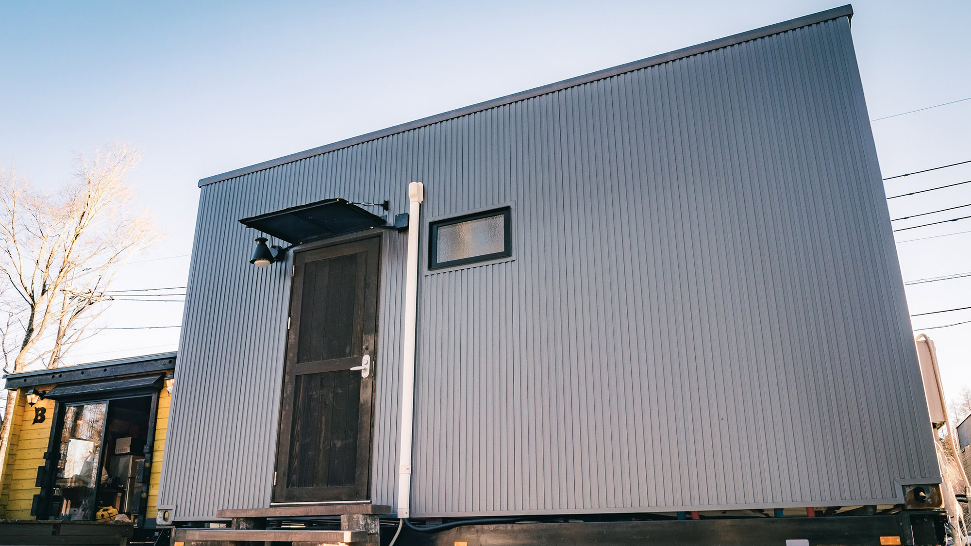 ・【共用スペース】フロント横には共用のシャワーやトイレ、炊事場を備えたサニタリー棟がございます