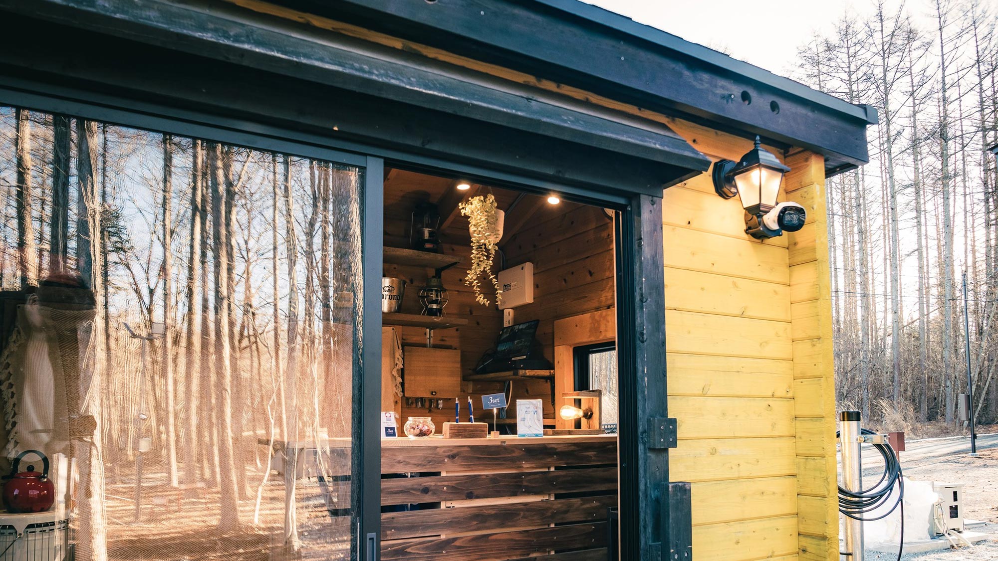 ・【フロント】柔らかい明かりを灯しお客様をお迎えします。自然に癒される寛ぎ時間をお過ごしください