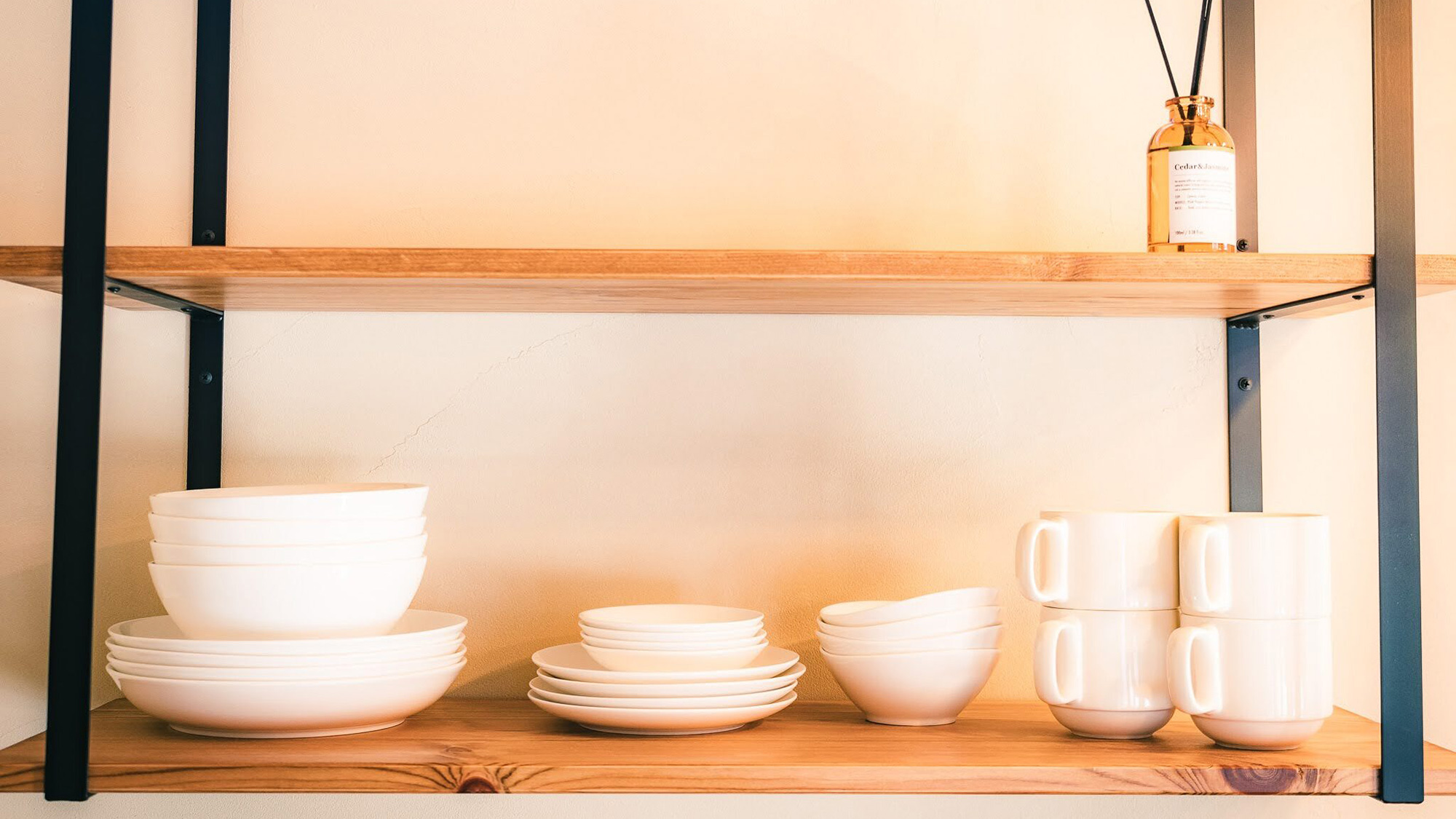 ・【トレーラーハウス】キッチンには食器類のご用意もございます。BBQや夜食などお好きにご利用ください