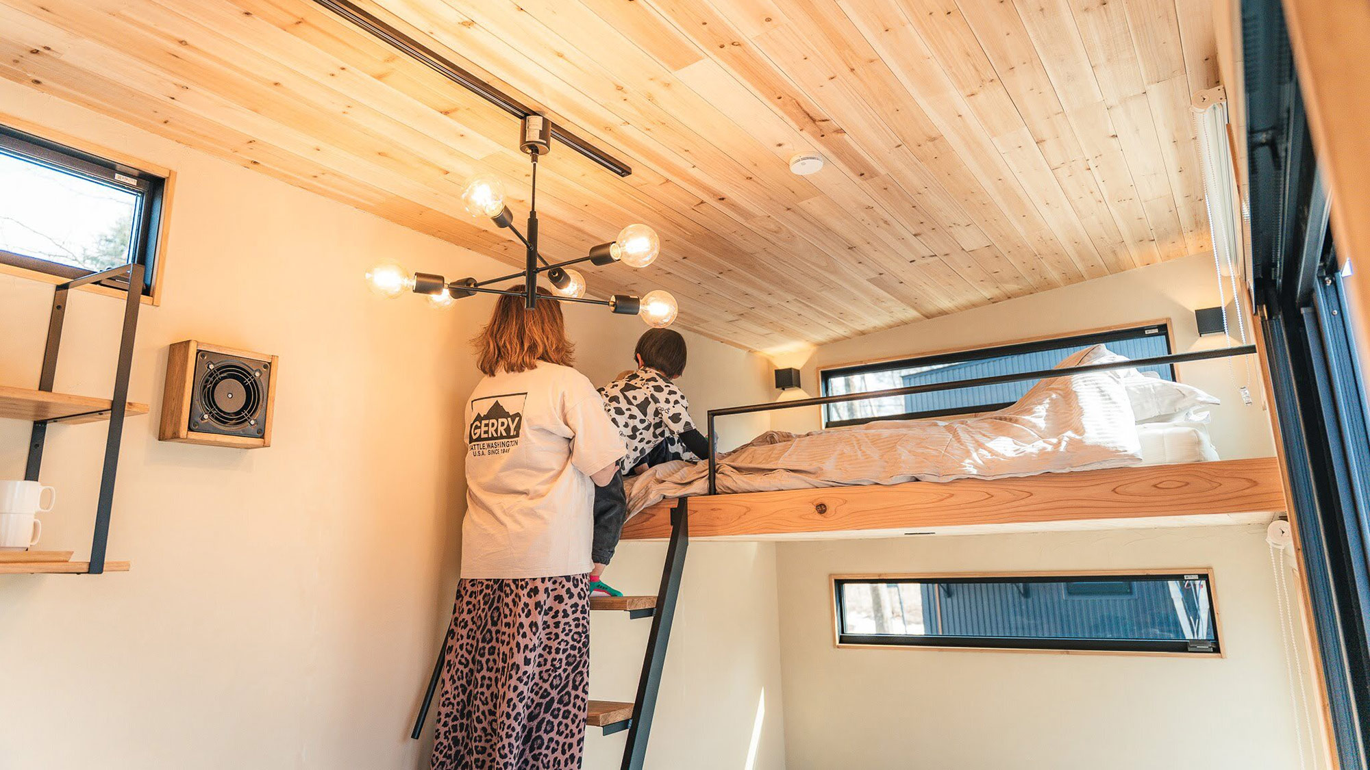 ・【トレーラーハウス／ベッド】布団を敷けるロフトは、まるで秘密基地のようなわくわく感のある空間です