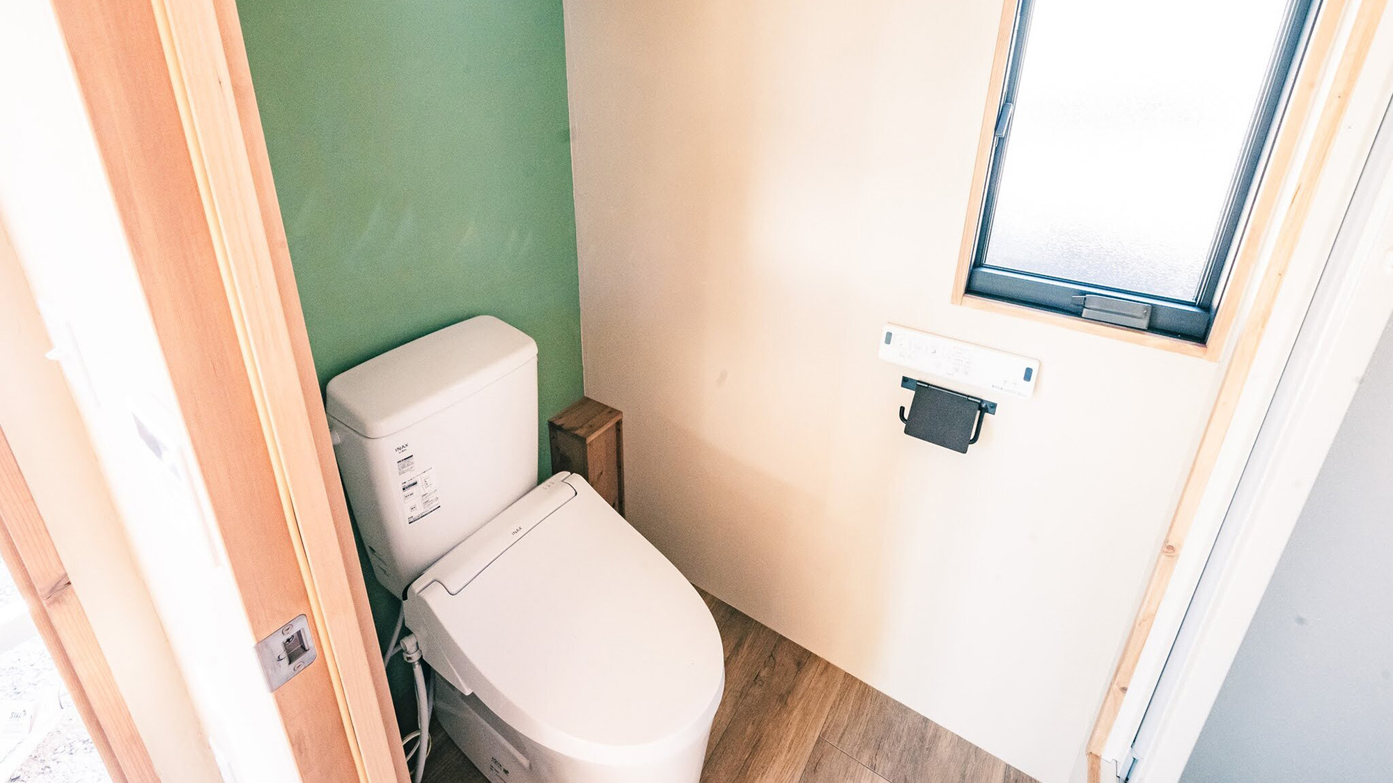 ・【トレーラーハウス／トイレ】温水洗浄機能付きのトイレです。快適にご利用いただけます