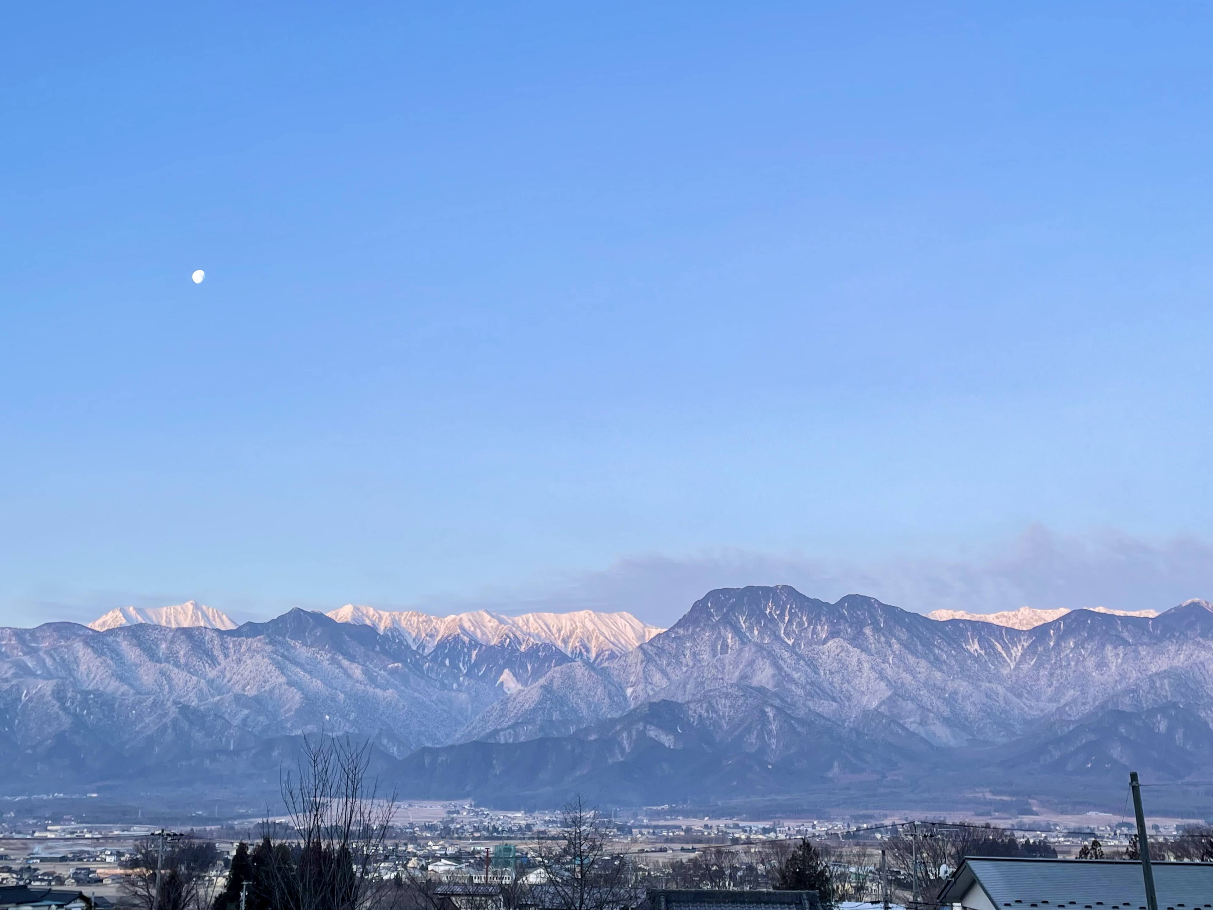 10月頃から北アルプスの冠雪が始まり、11月ともなると真っ白な雪に覆われます。