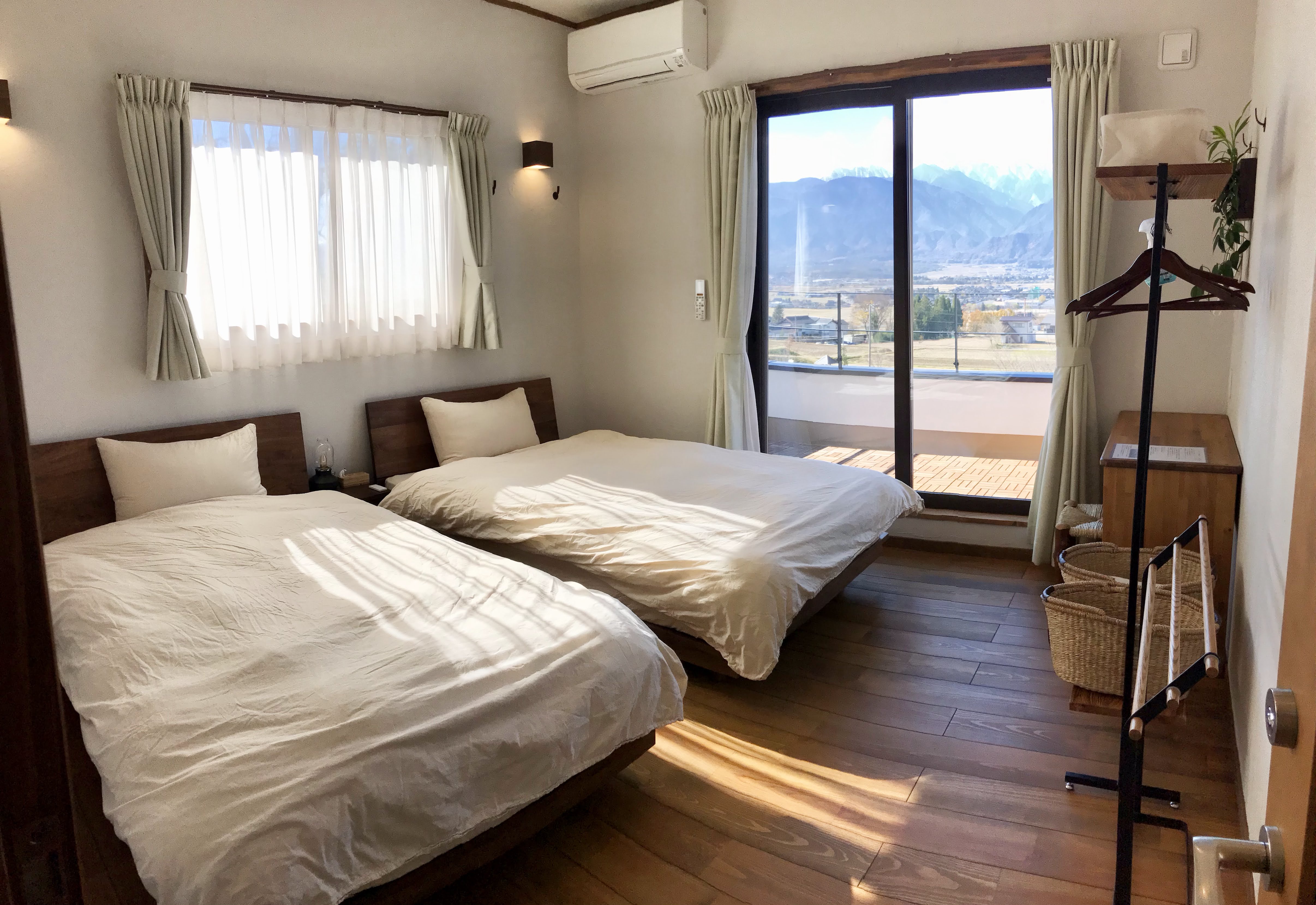 「常念岳」は南と西に窓のある開放的なお部屋です。バルコニーにからは北アルプスが一望できます。