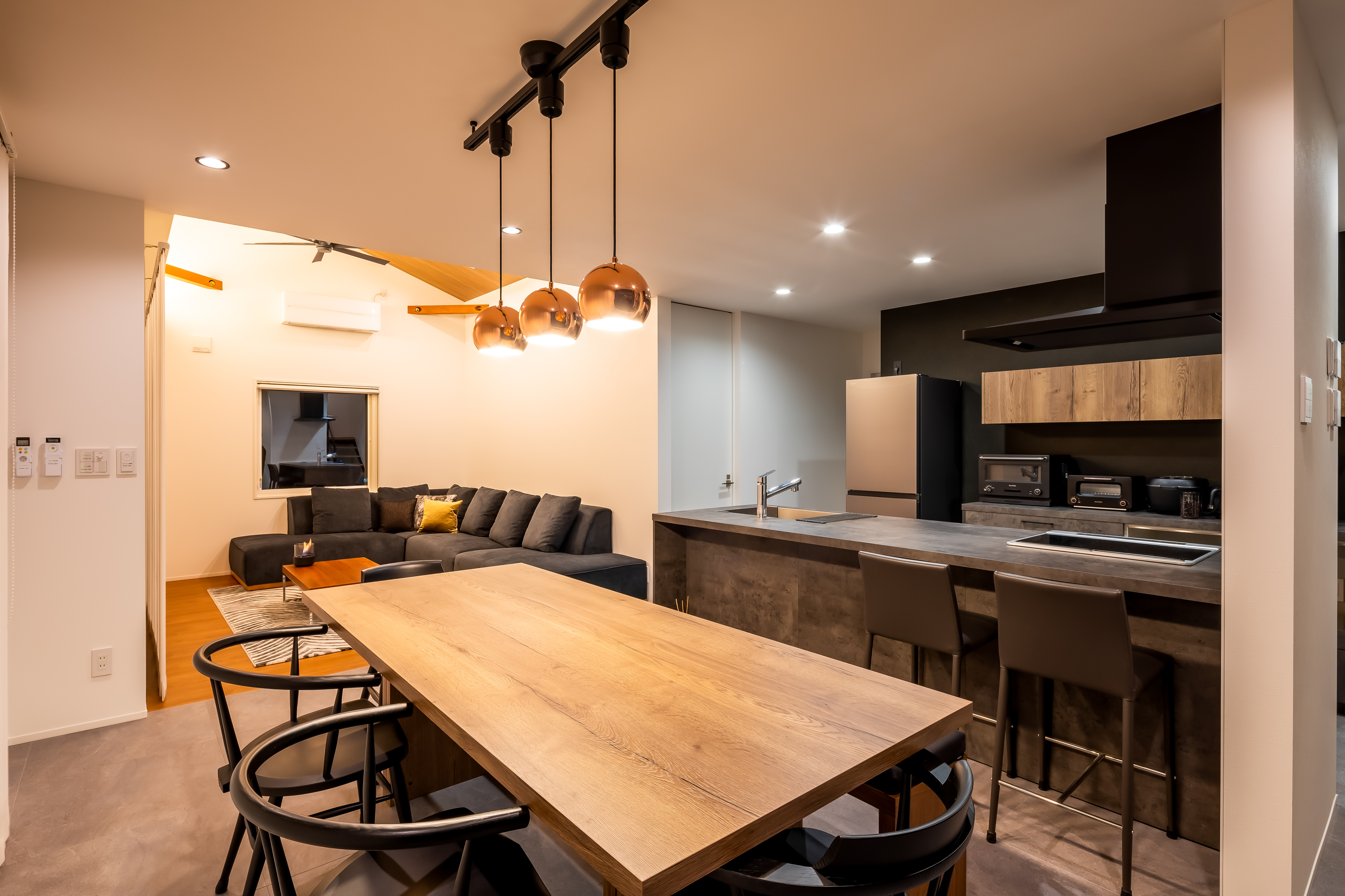 ダイニング（GRAFTEKT＋柏⽊⼯）