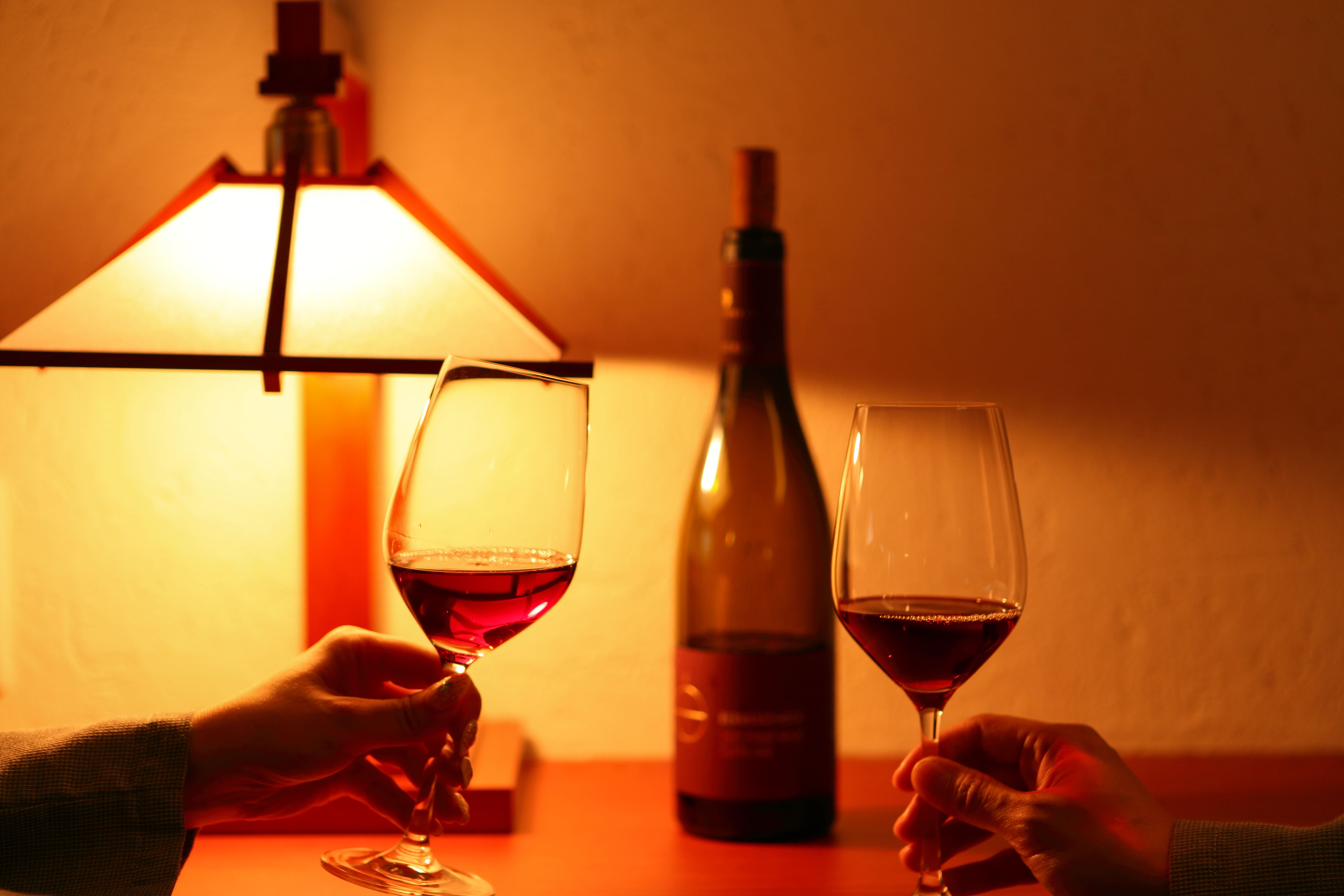 お部屋にはワイングラスもご用意しています