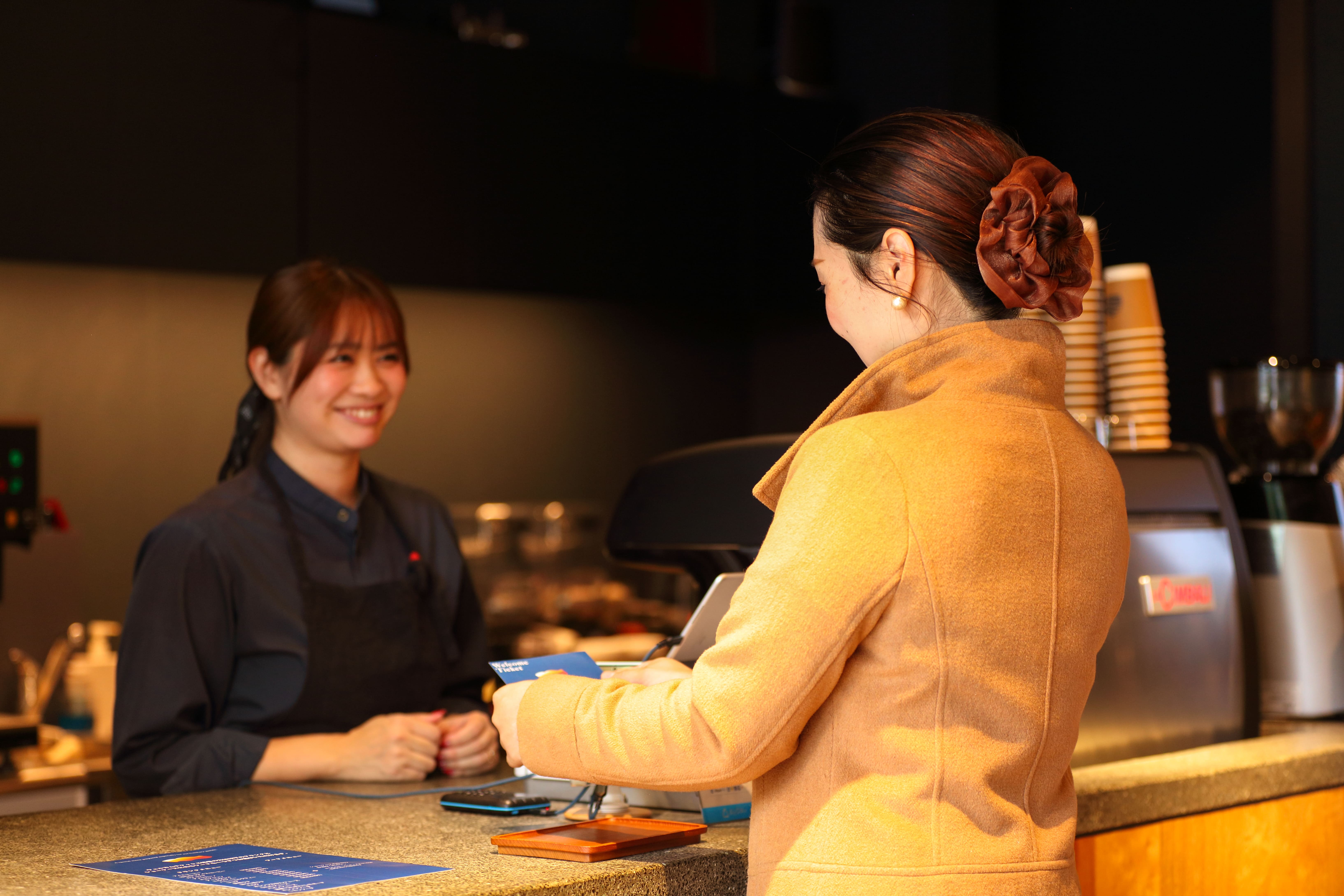 併設のカフェで利用できるウェルカムチケットをお渡ししています