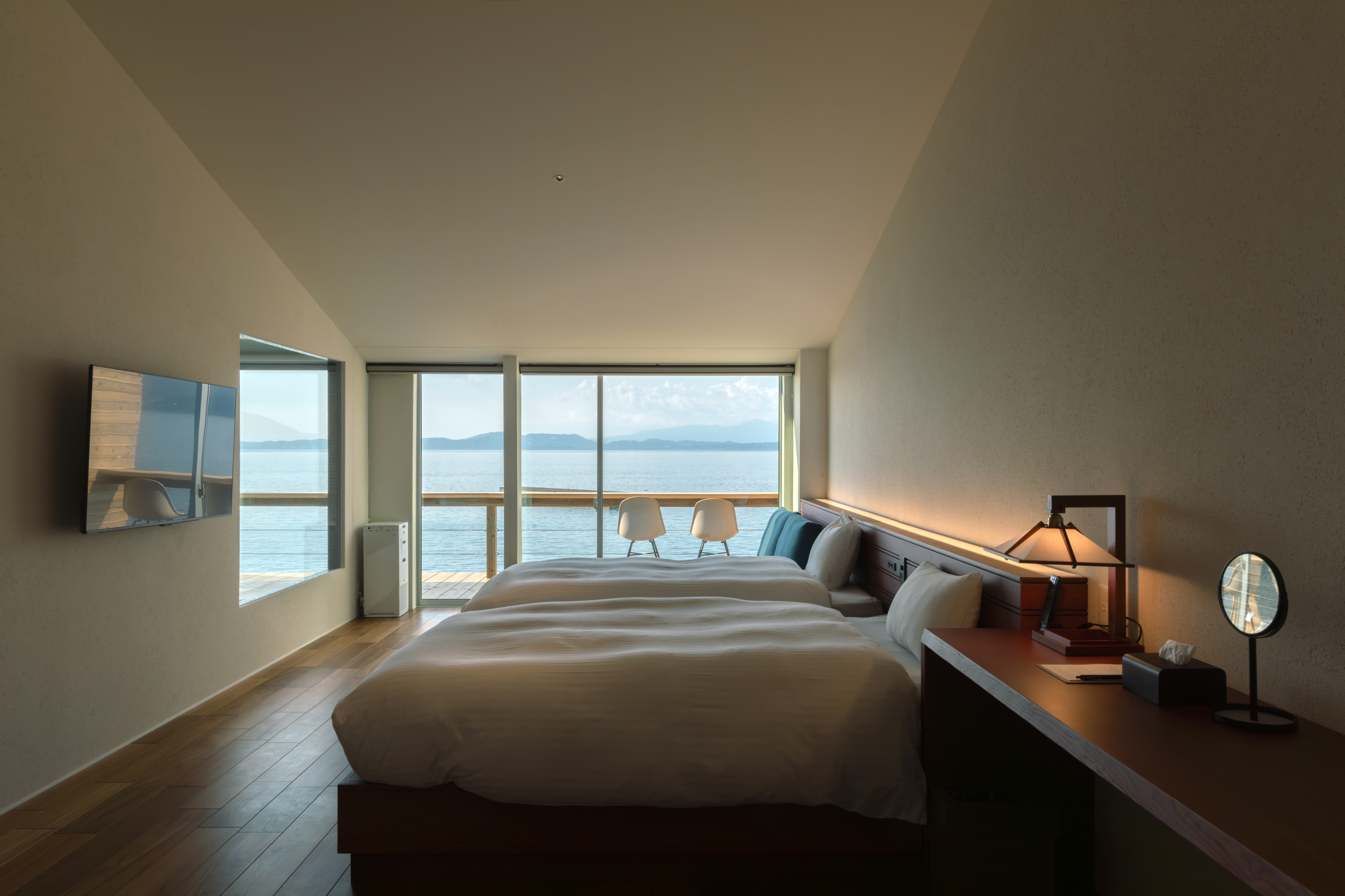 部屋からの眺望は海からのおくりものです。