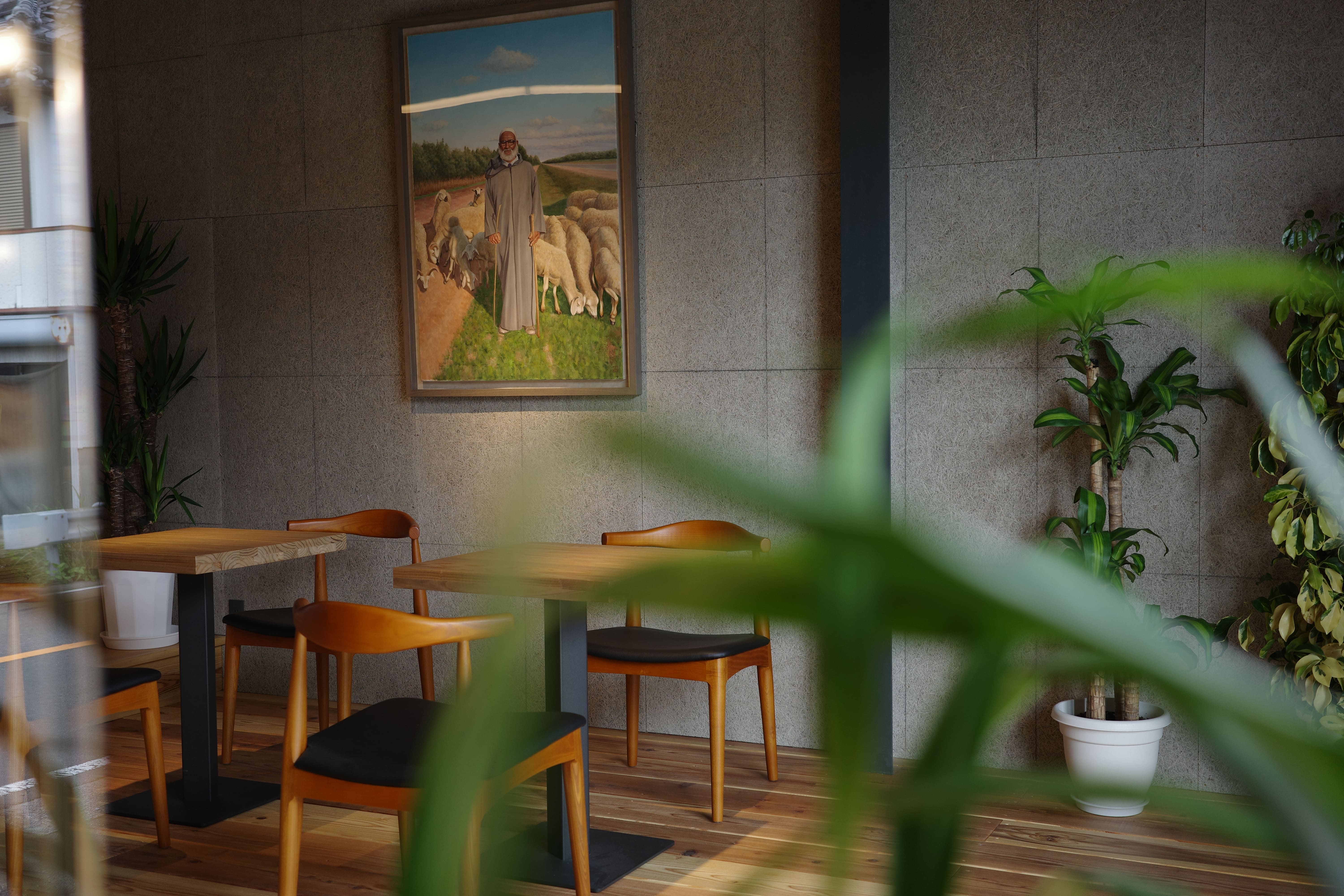 併設のカフェ、CAF&Eacute; KAIONの店内