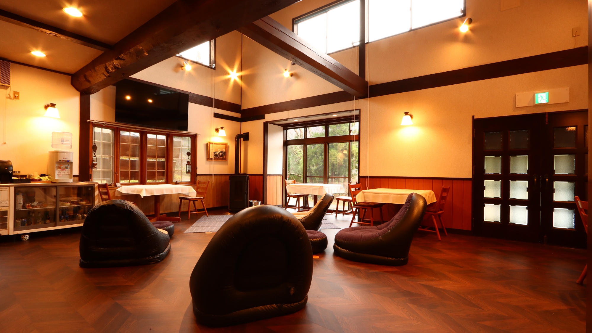 フリードリンクも用意。暖炉もあり、寛ぎの空間。