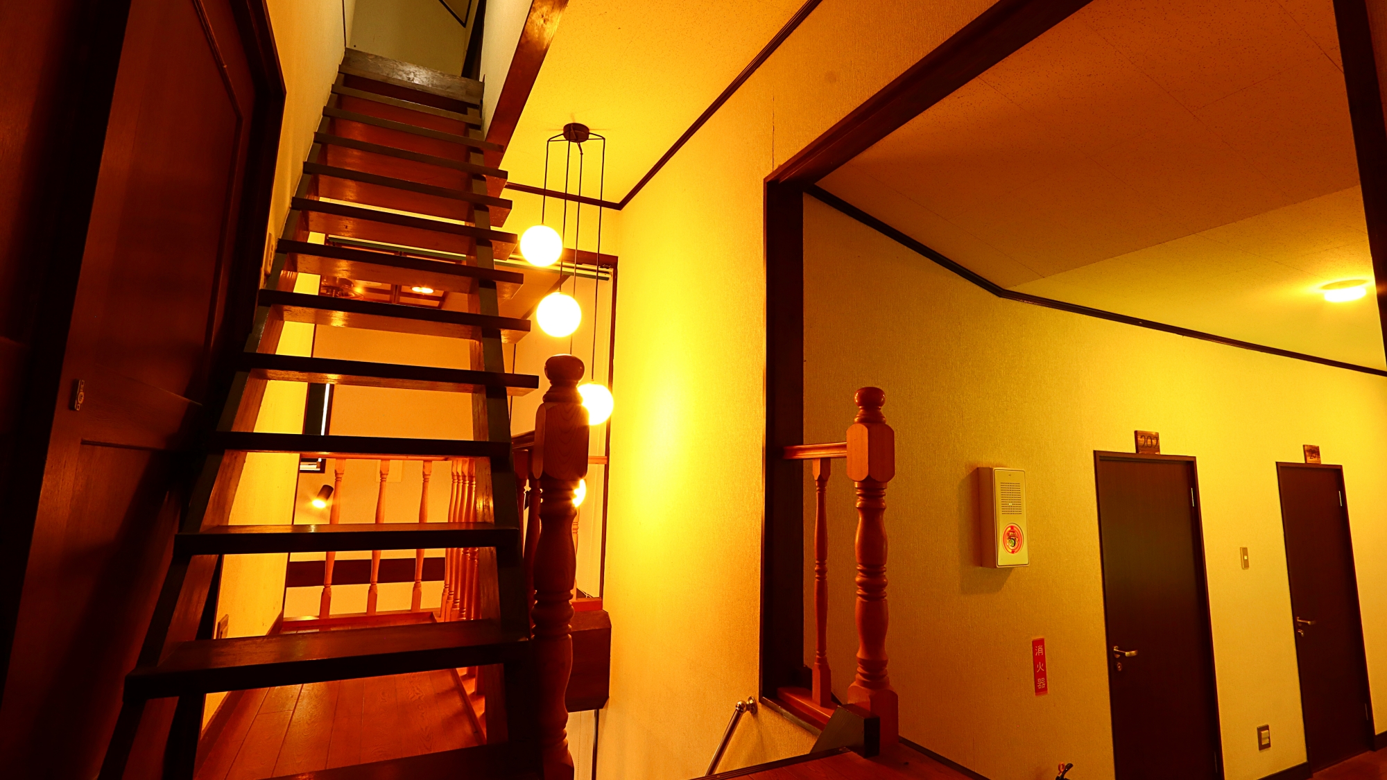 【館内】木を基調とした暖かみのある館内となっております。