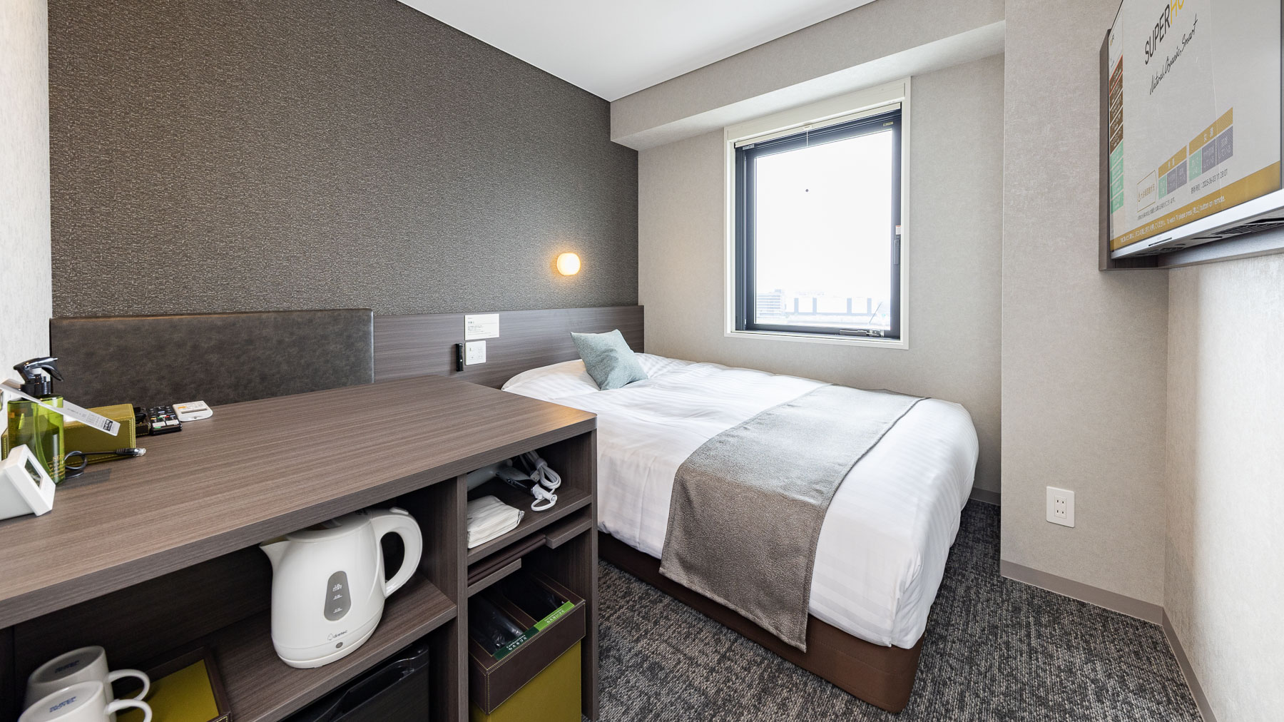 ワイドデスク完備,ベッドサイズ150cm幅