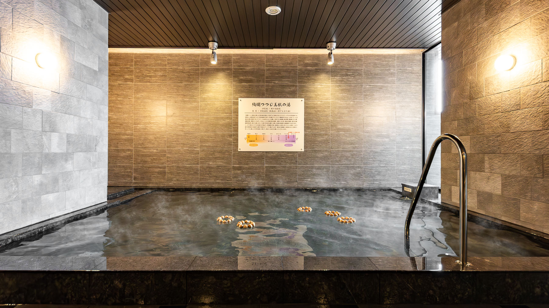 男女別の天然温泉です