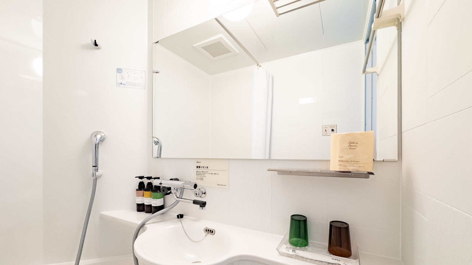 大きな鏡で使いやすいユニットバスです