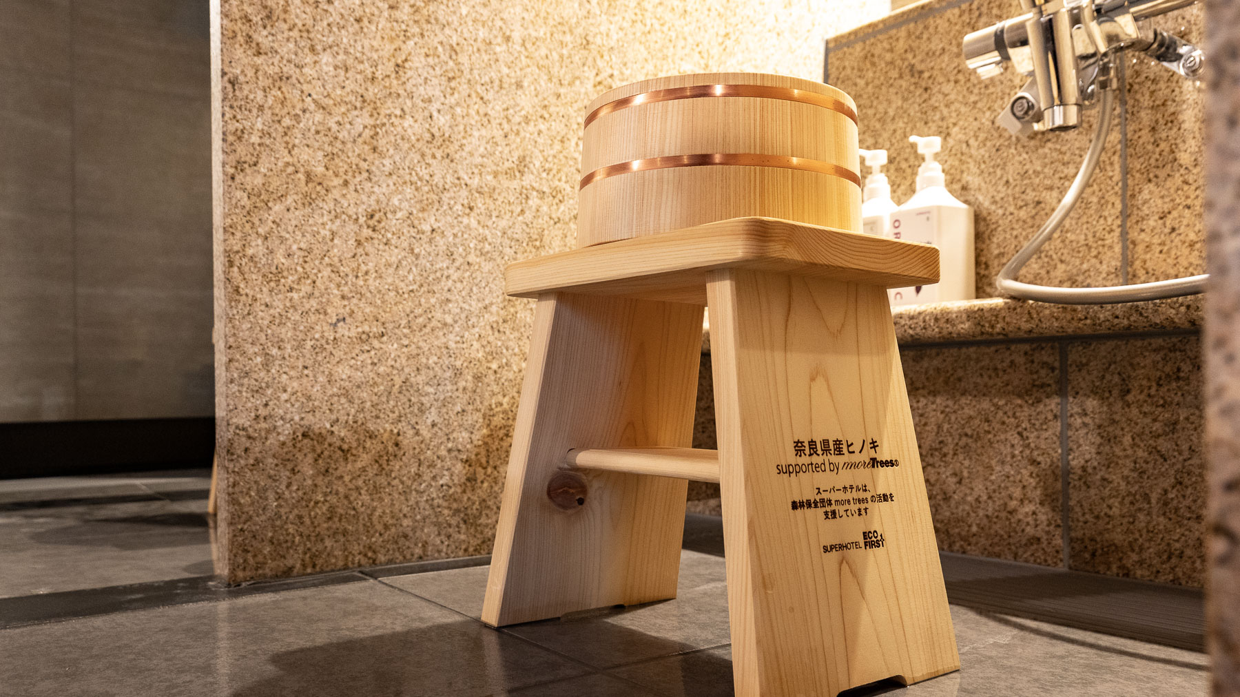 洗い場の椅子・桶にも国産のヒノキを使用