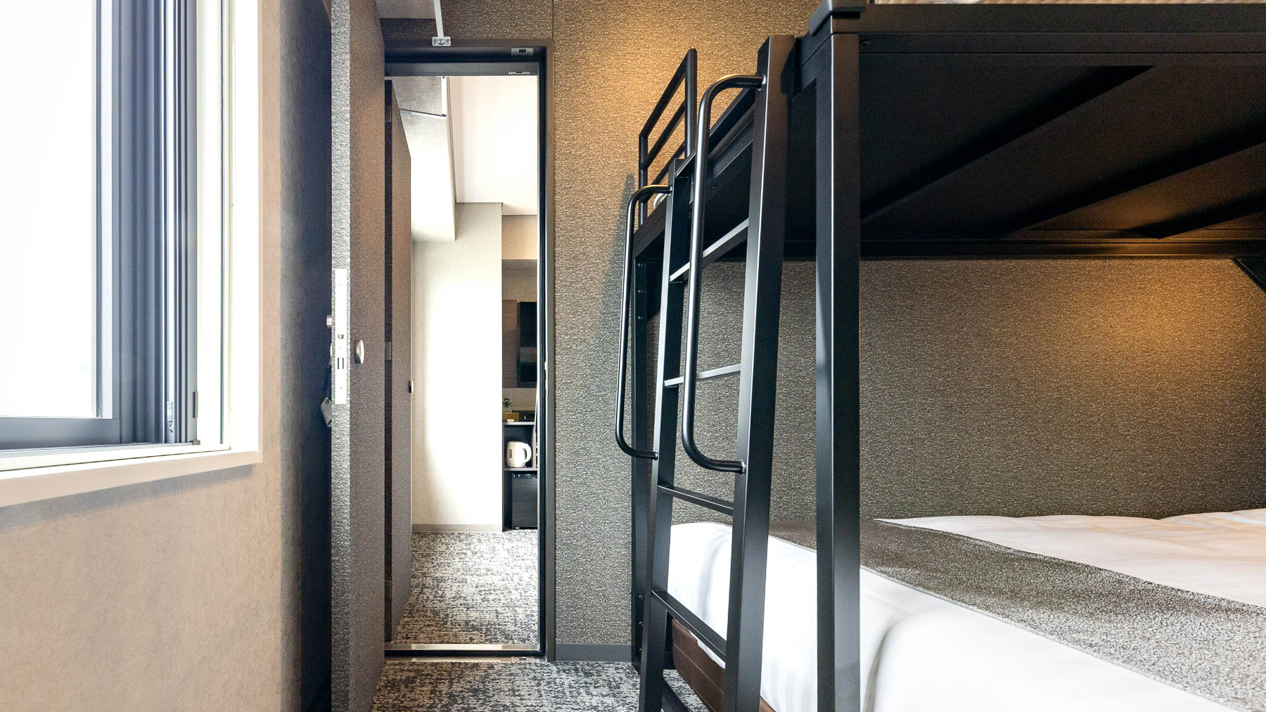 2部屋を中の扉で行き来できるお部屋です