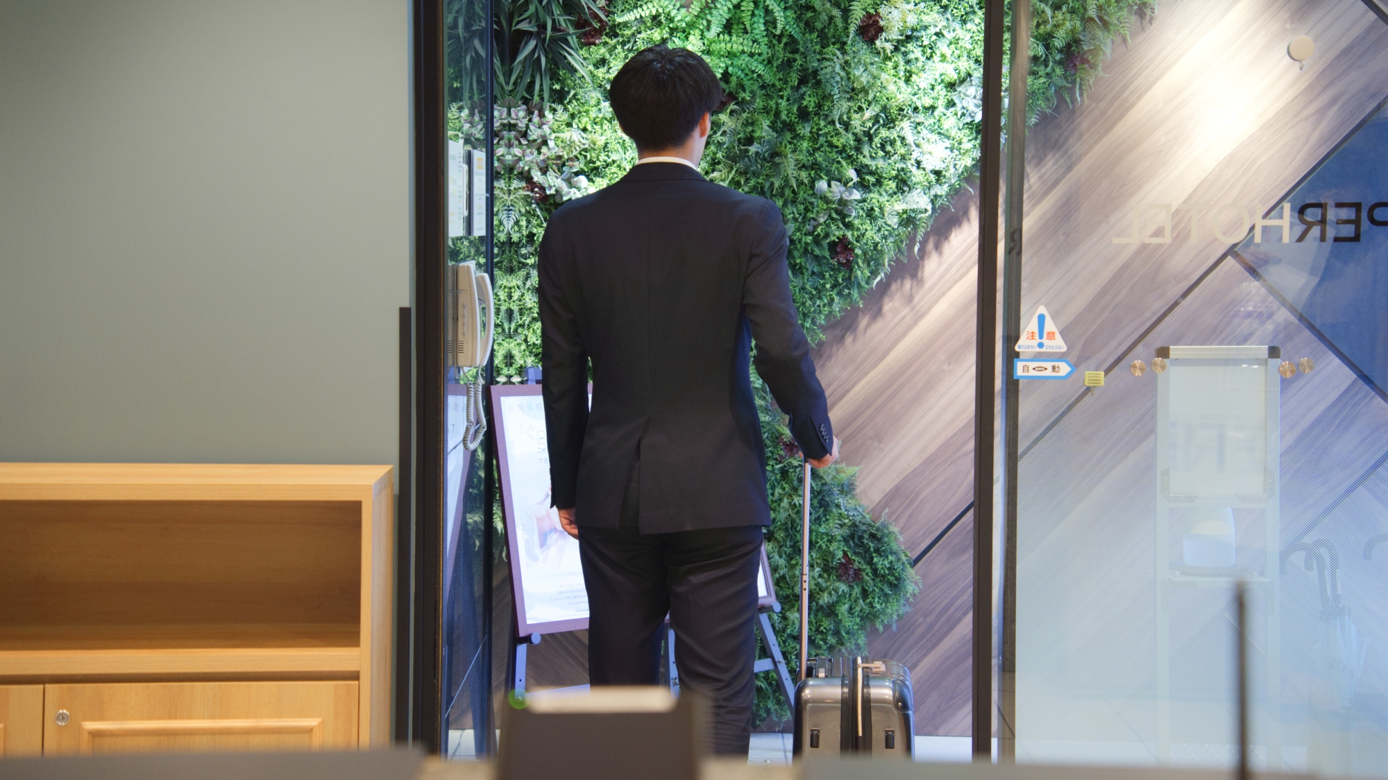 【ホテルでの一日】元気にホテルを出発！いってらっしゃいませ！※イメージ画像