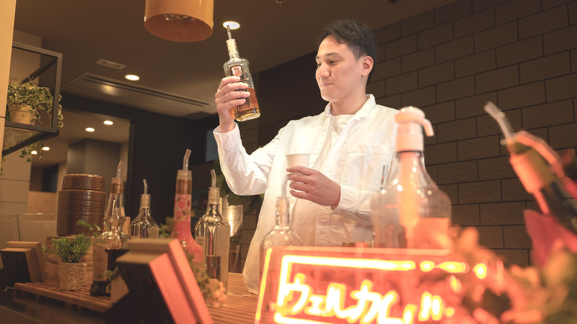 仕事の疲れもふっと消える、癒しのウェルカムバー