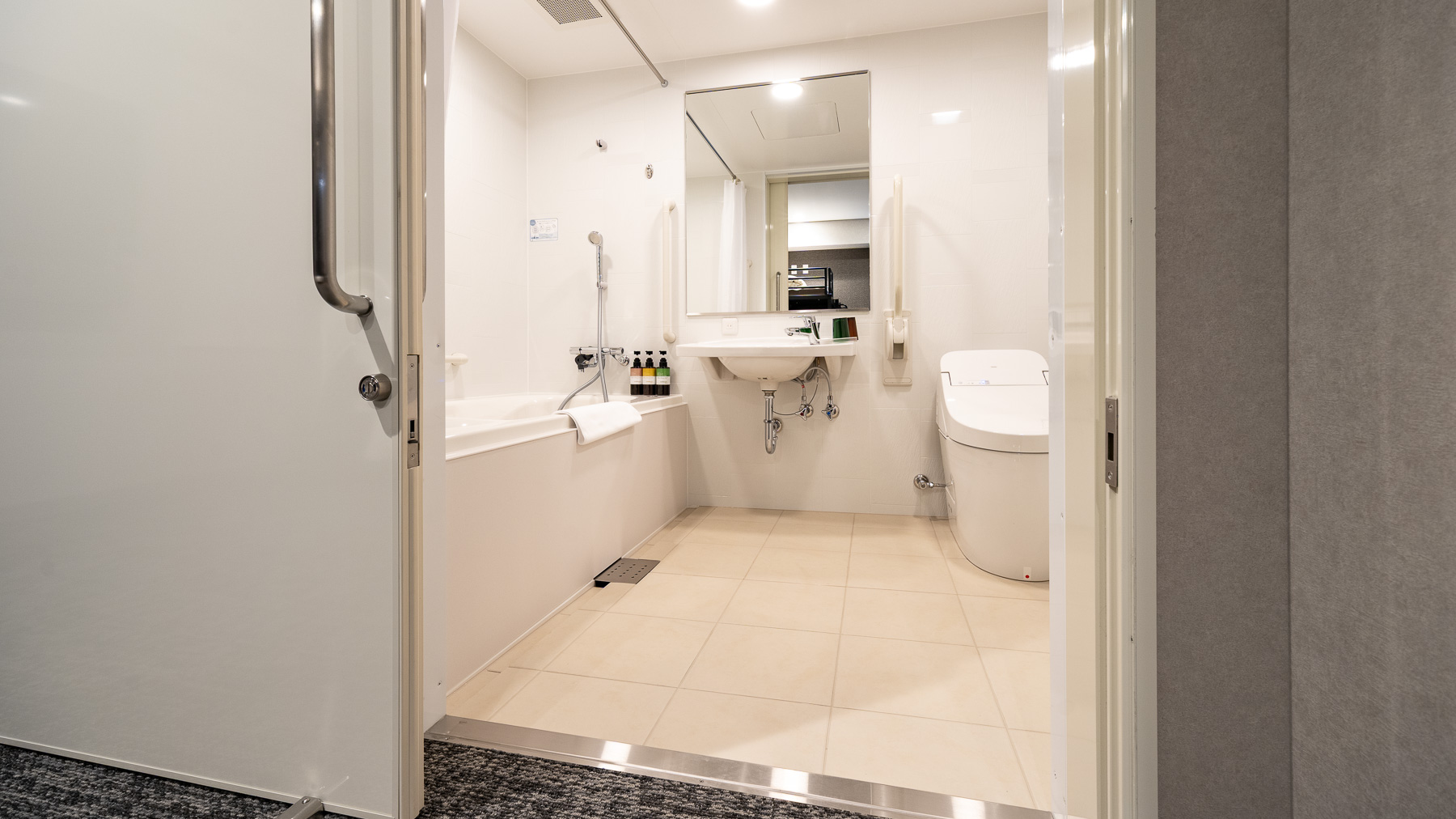 入口に段差もなく、広くお使いいただけるユニットバス