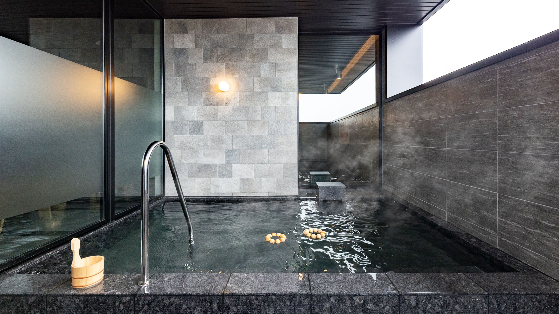 外風呂で外気浴もお楽しみいただけます